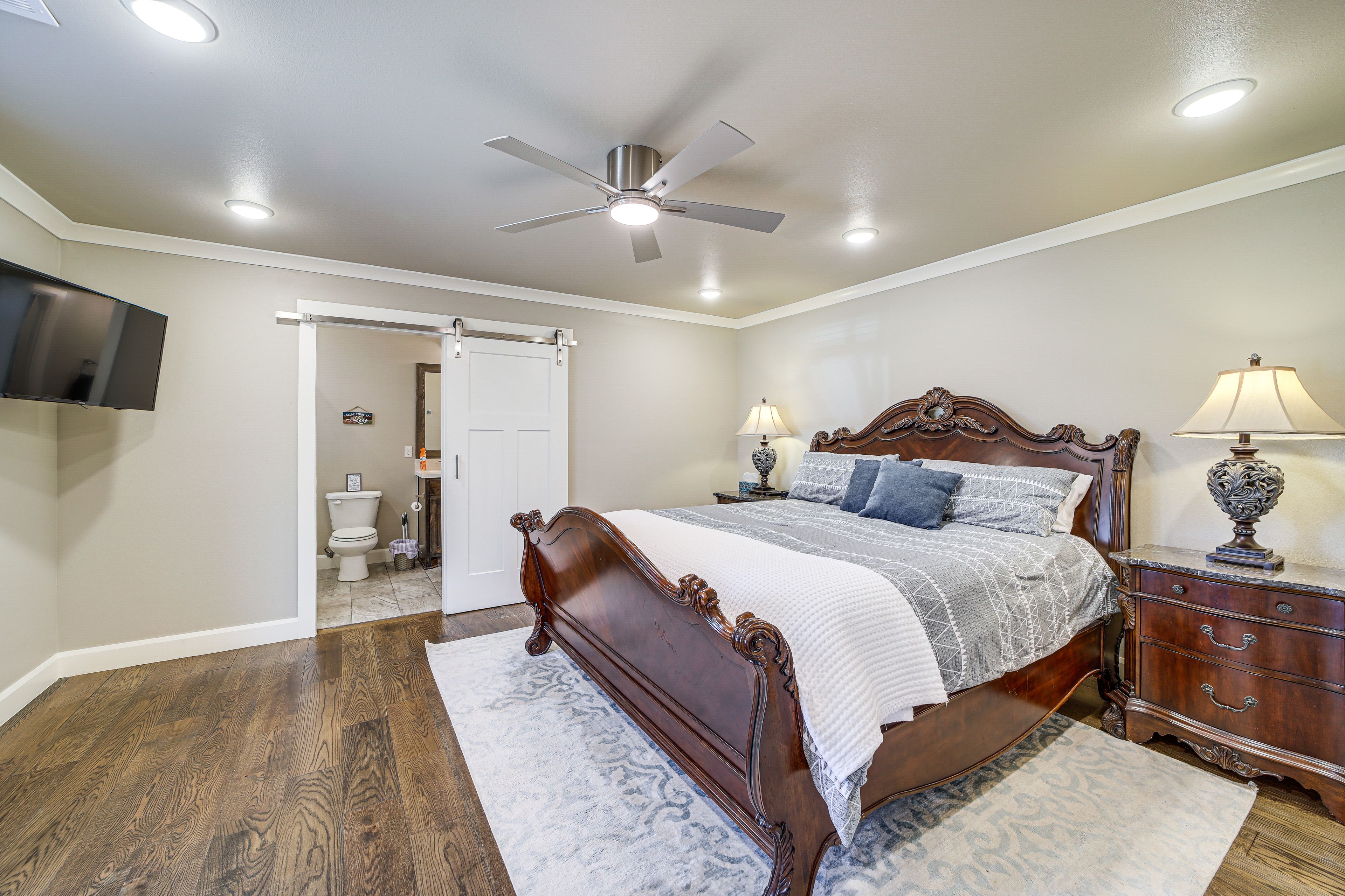 Bedroom 1 | King Bed | Smart TV | 1st Floor