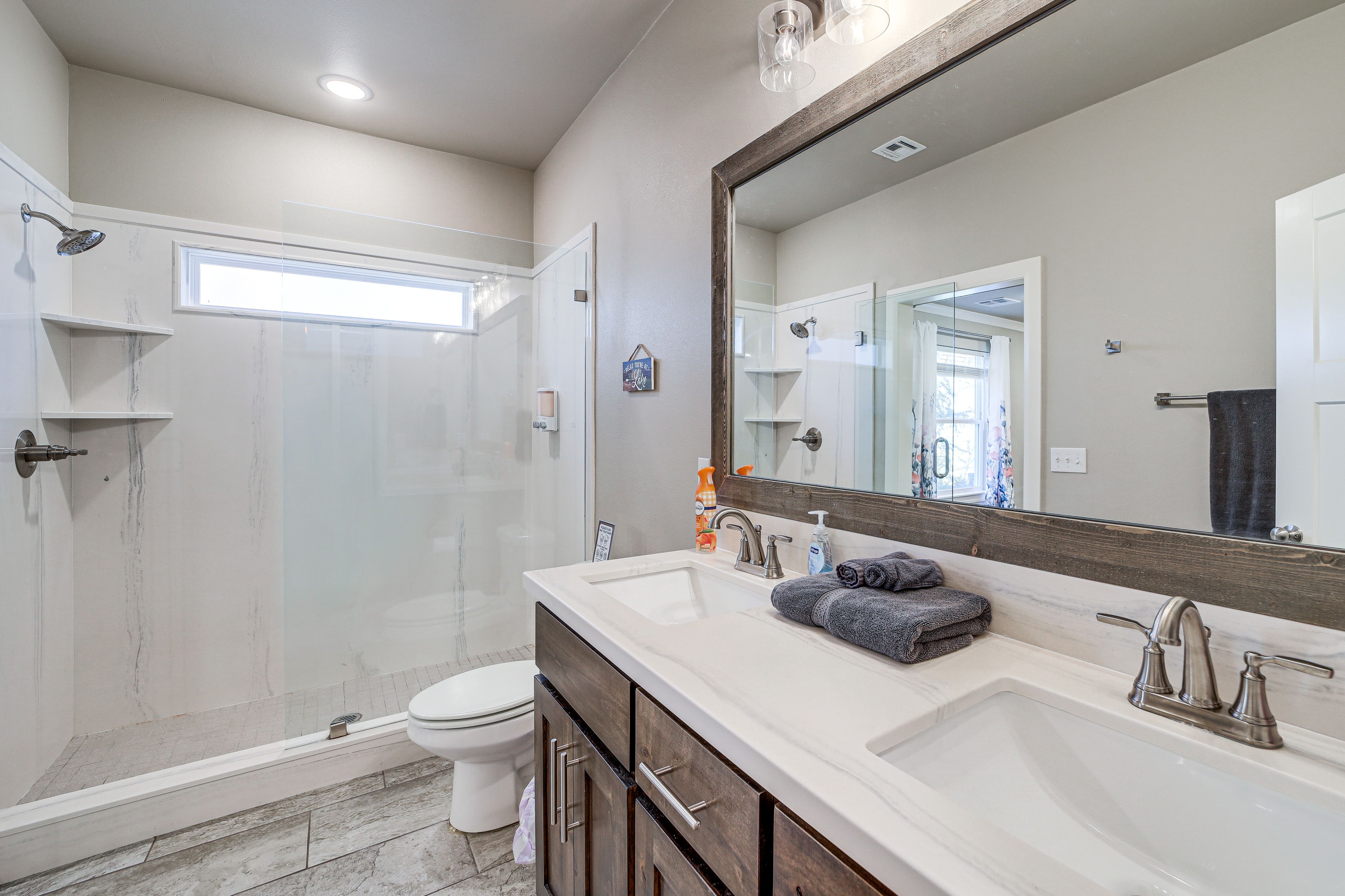 Full Bathroom | Towels Provided | 1st Floor