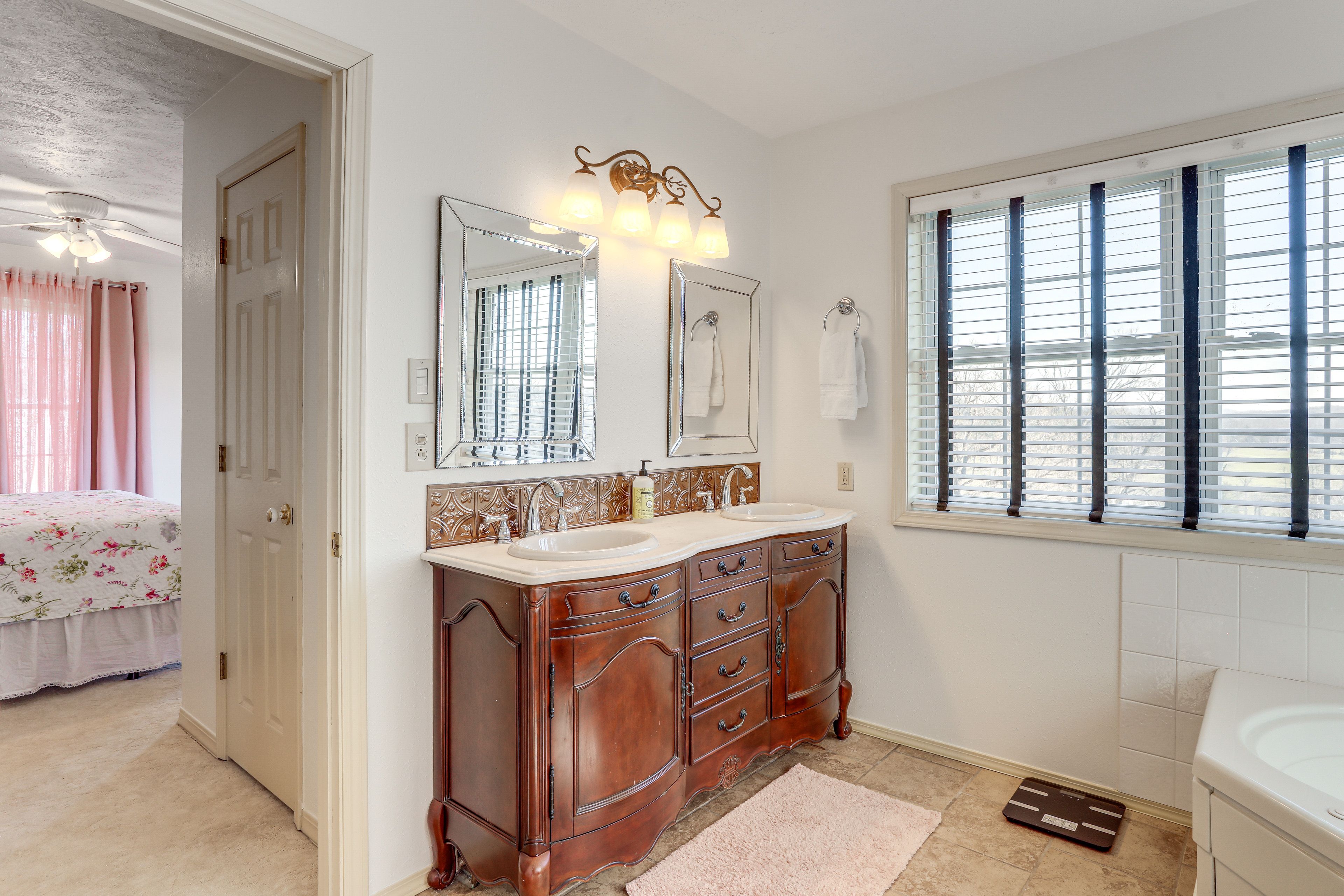 Full Bathroom | 2nd Floor