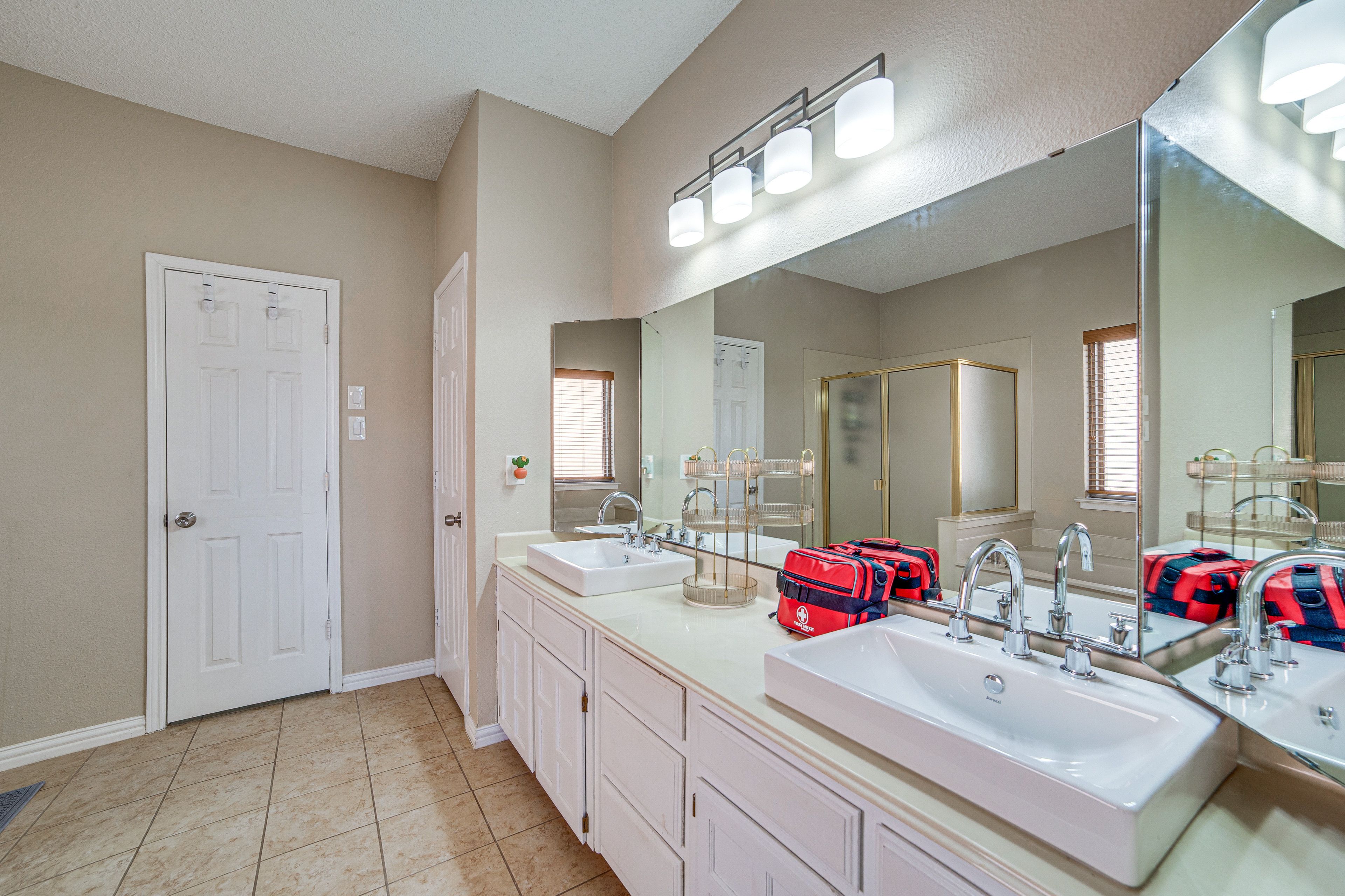 Full Bathroom | 1st Floor