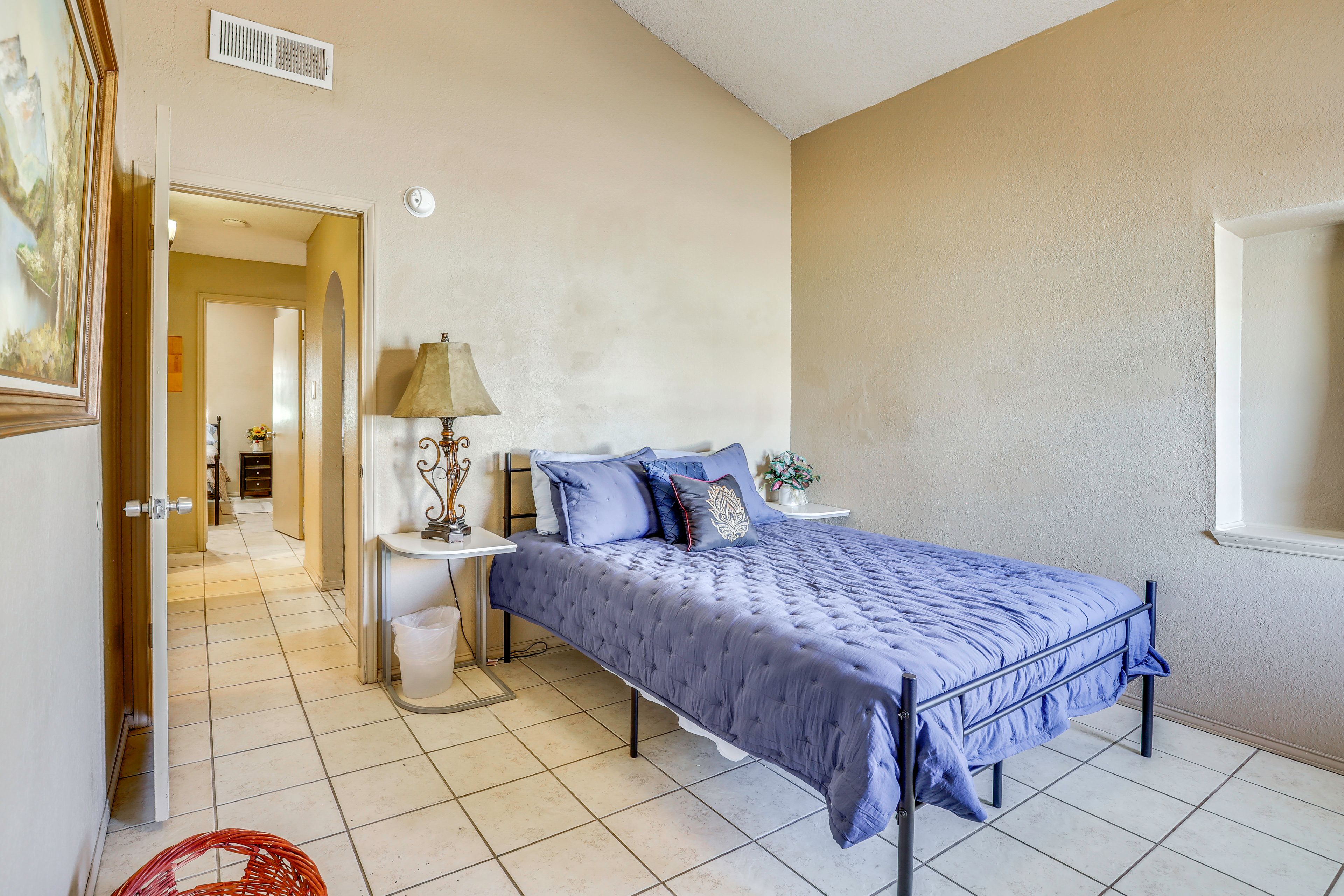 Bedroom 1 | Queen Bed