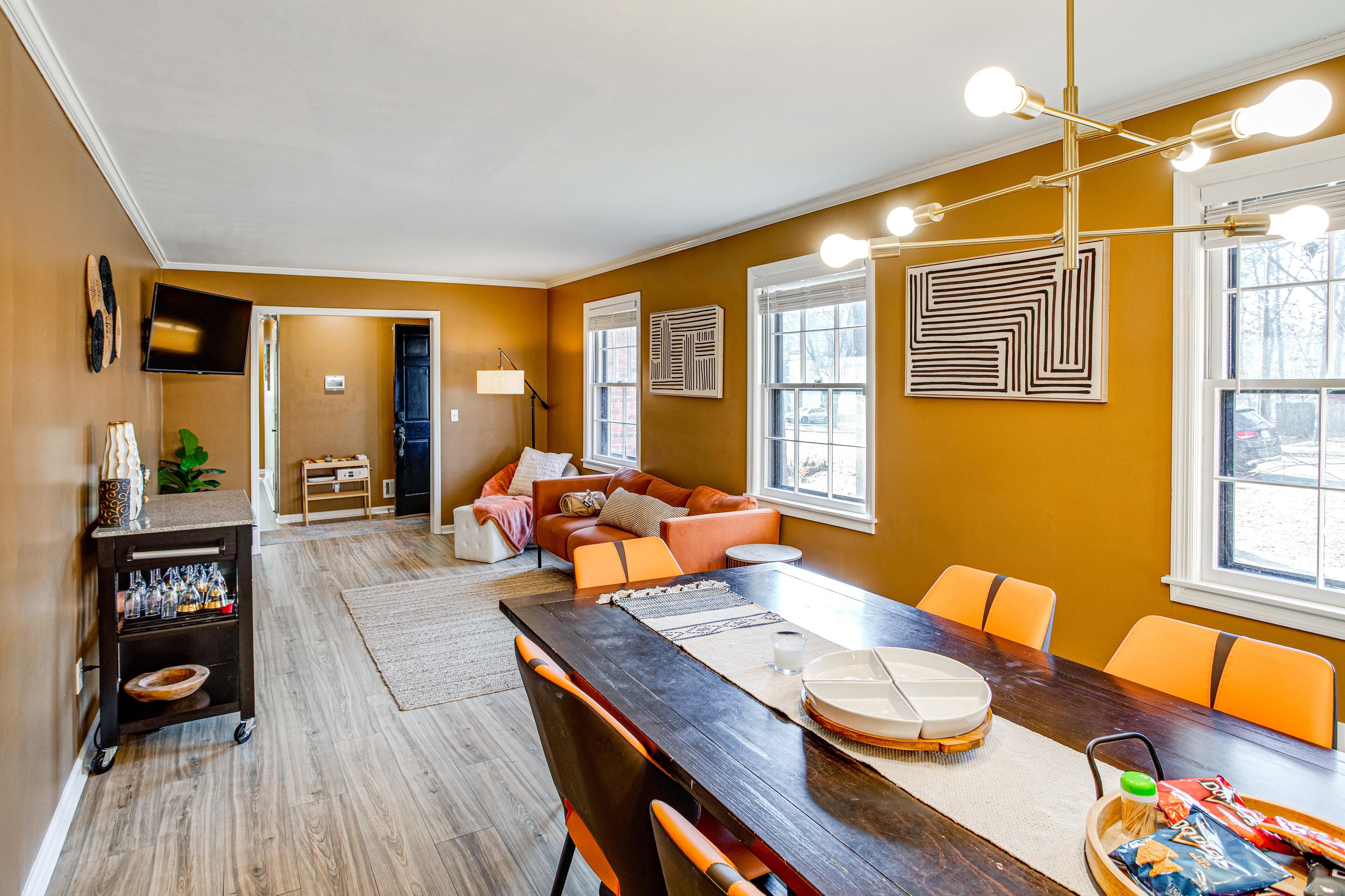 Dining Area | Dining Table | Dishware/Flatware | 1st Floor