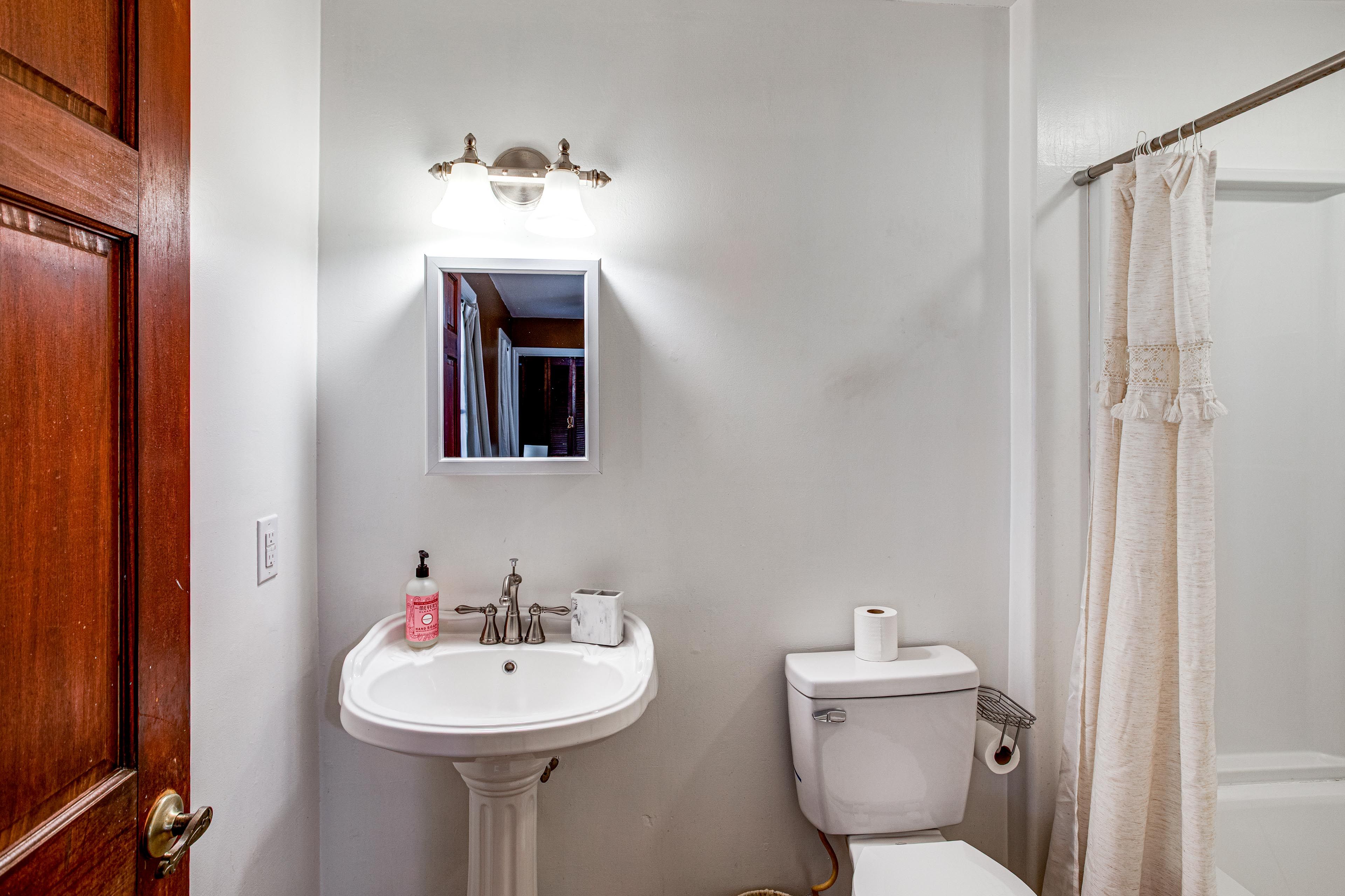 Full Bathroom | Complimentary Toiletries | Towels Provided | 1st Floor