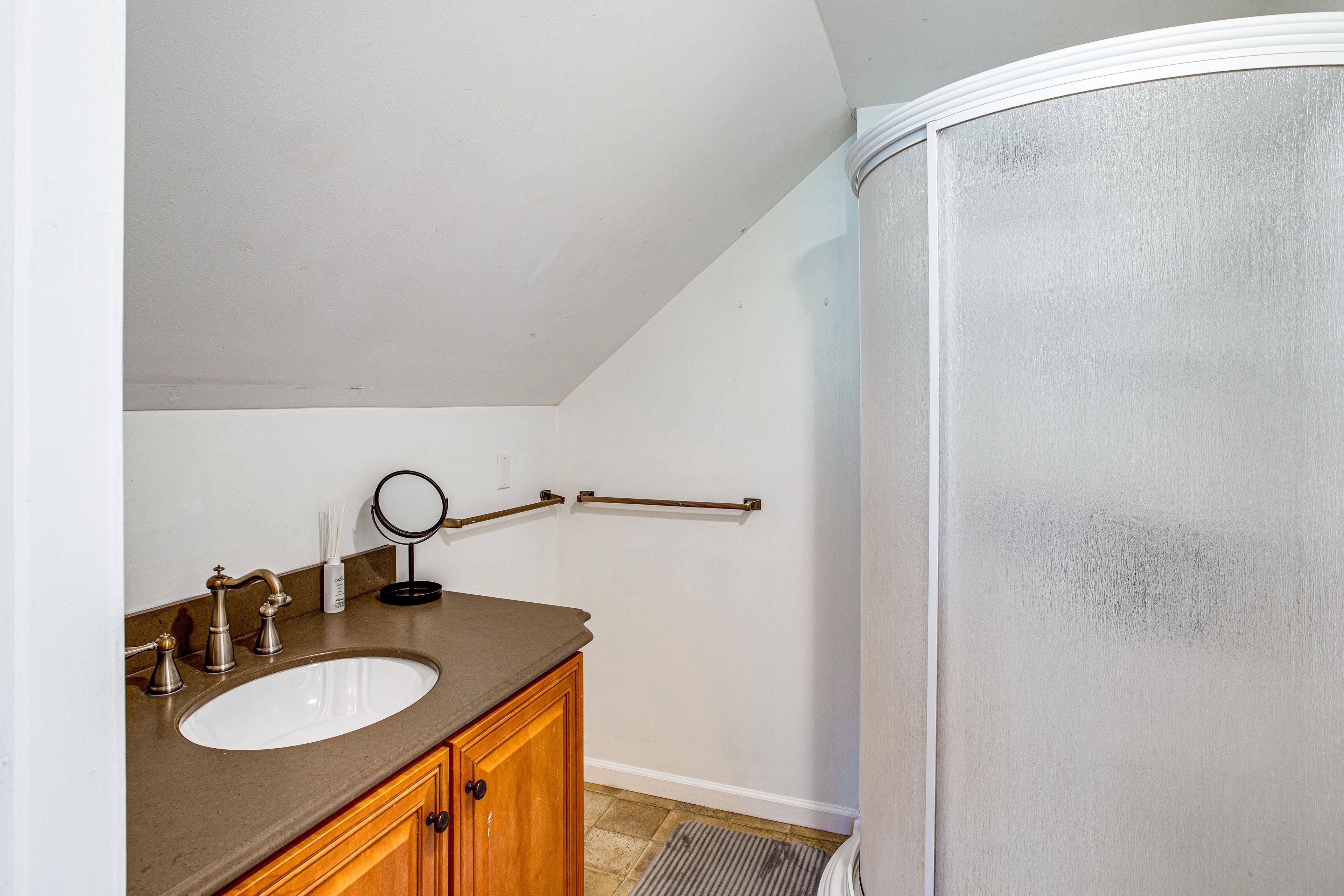 Full Bathroom | 1st Floor