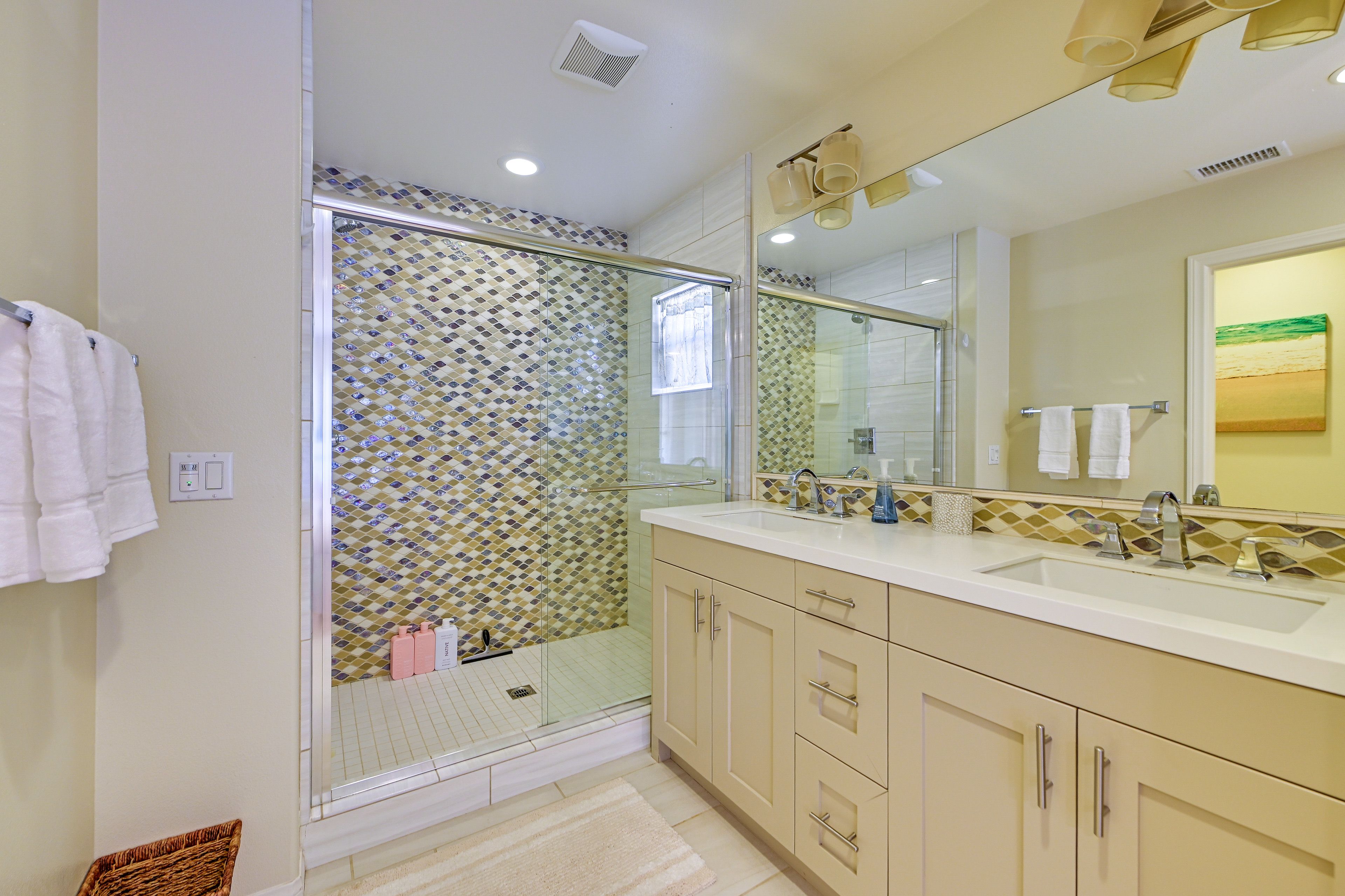 Full Bathroom | Towels Provided | 2nd Floor