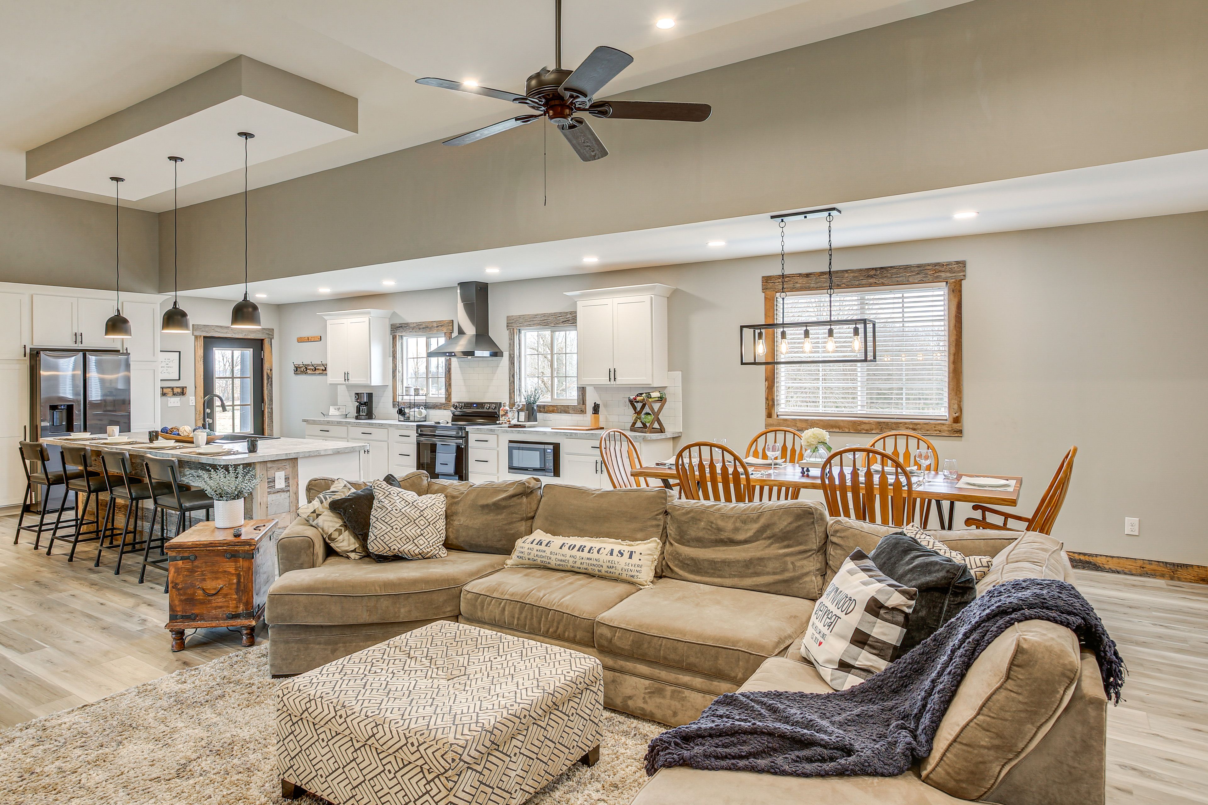 Living Room | Queen Sleeper Sofa | Free WiFi | Smart TV | Central A/C & Heat