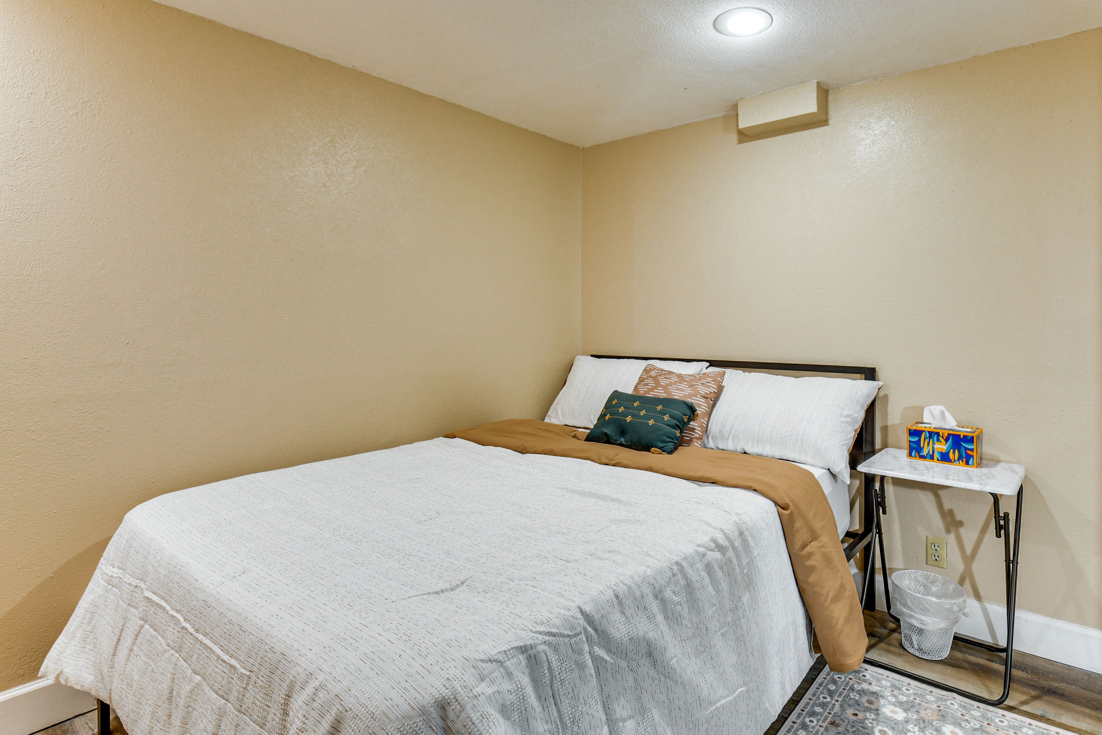 Bonus Room | Queen Bed | Basement