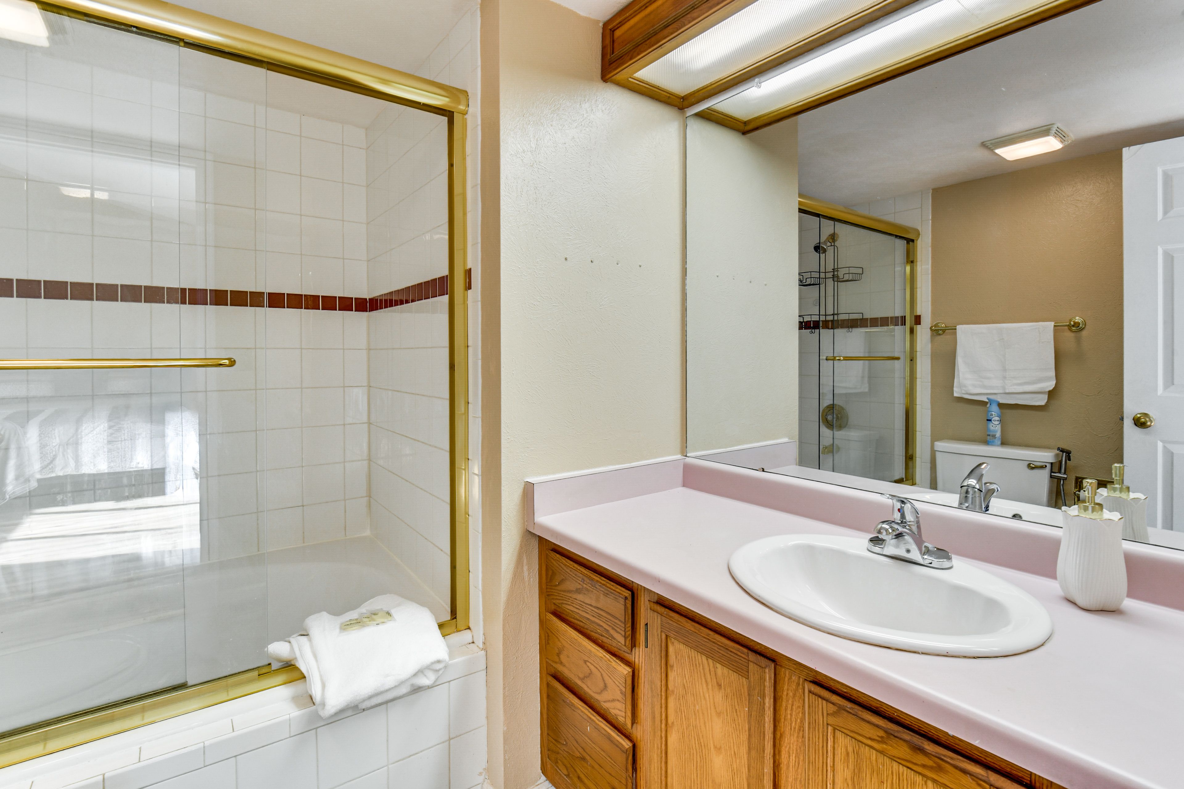 Full Bathroom | 2nd Floor