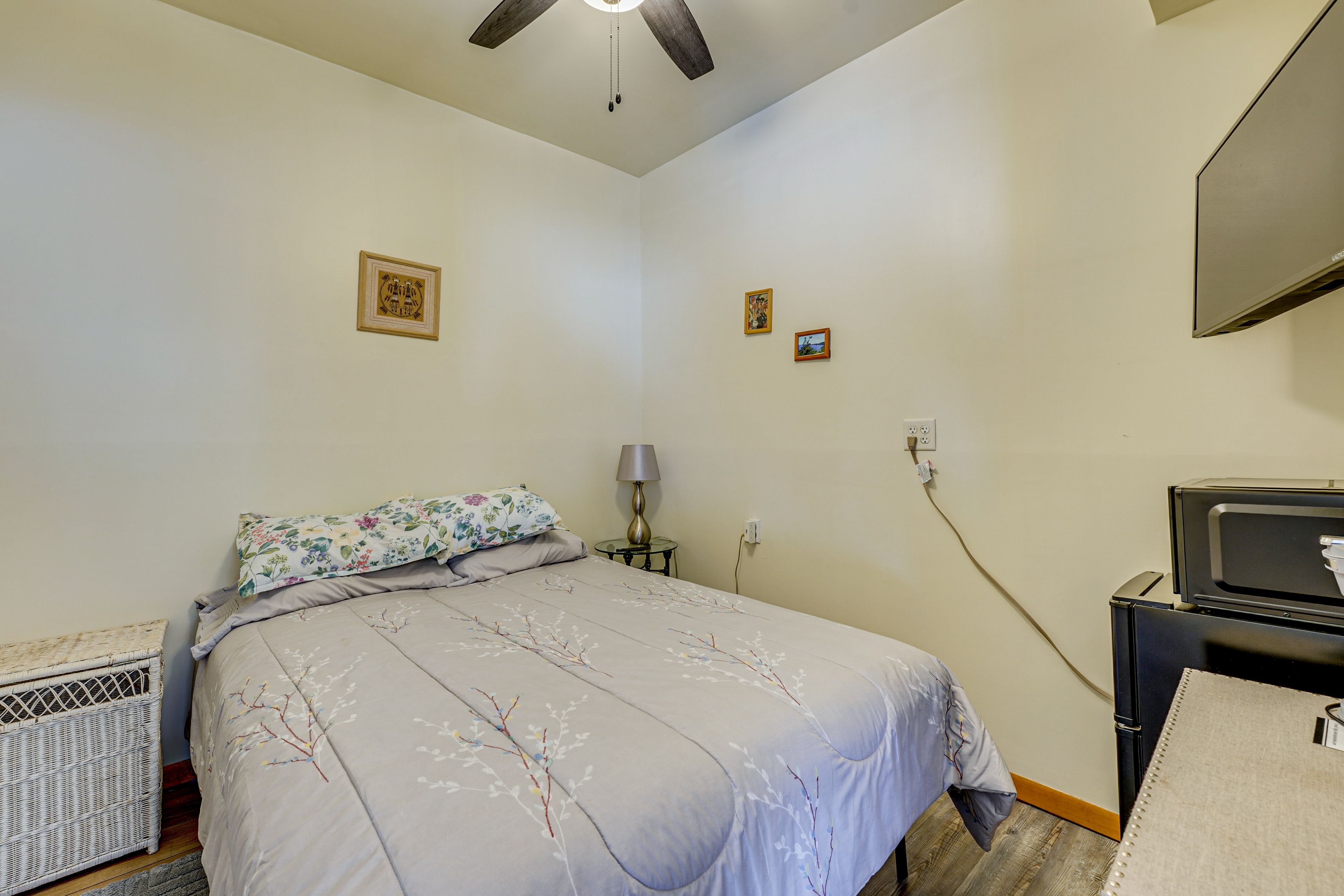 Bonus Room | Queen Bed | Lower Level