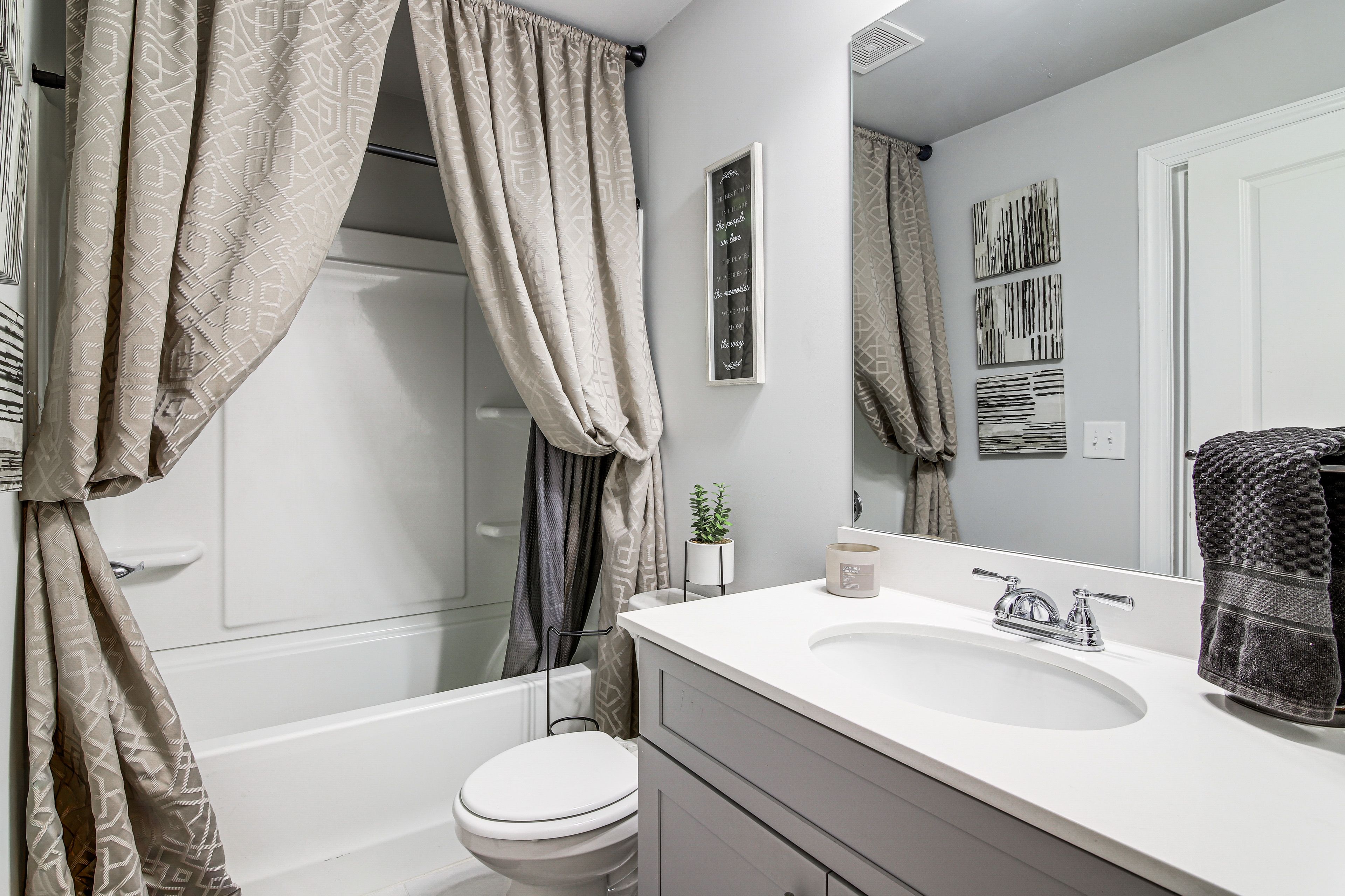 Bathroom | 2nd Floor