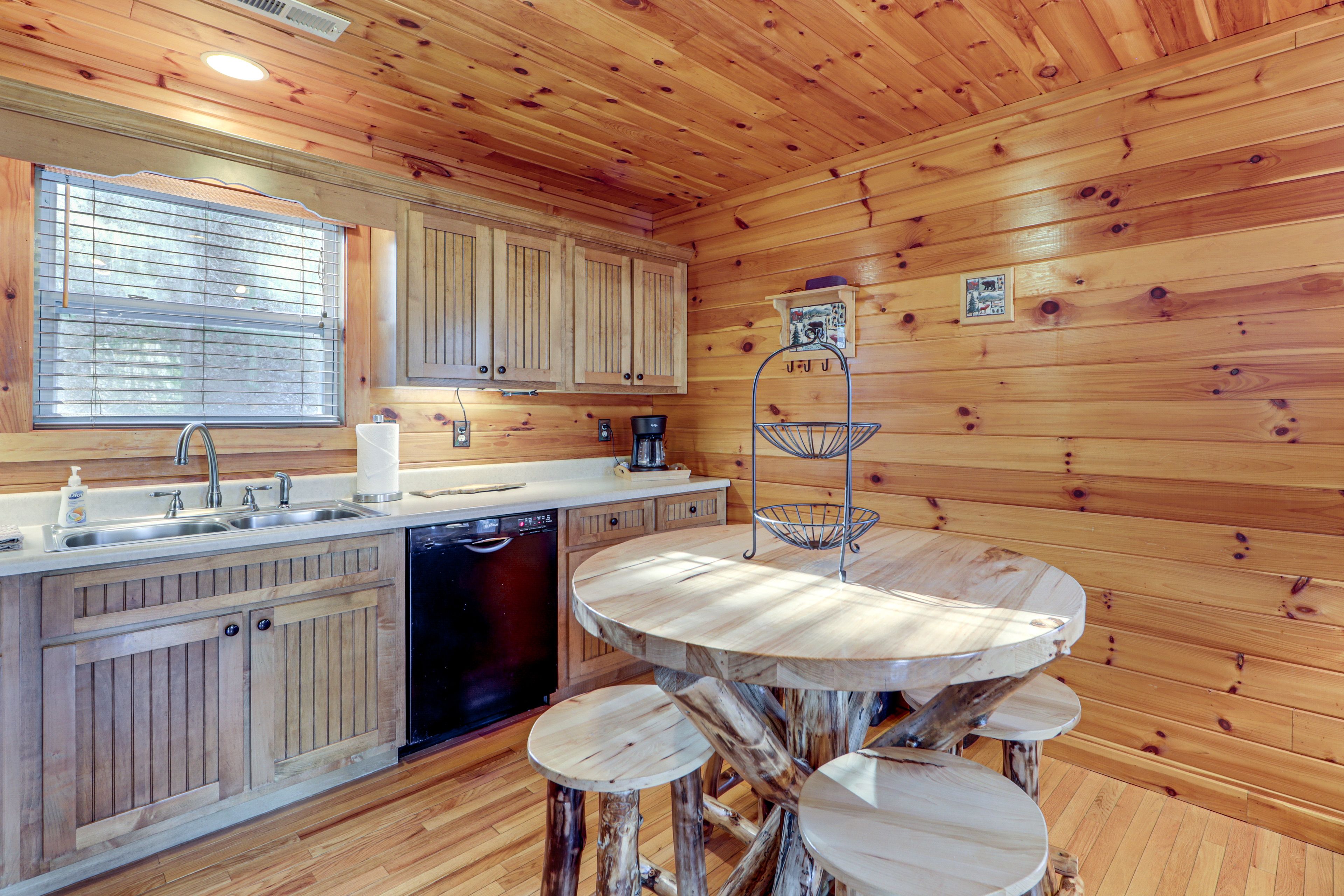 Dining Table | Dishware/Flatware