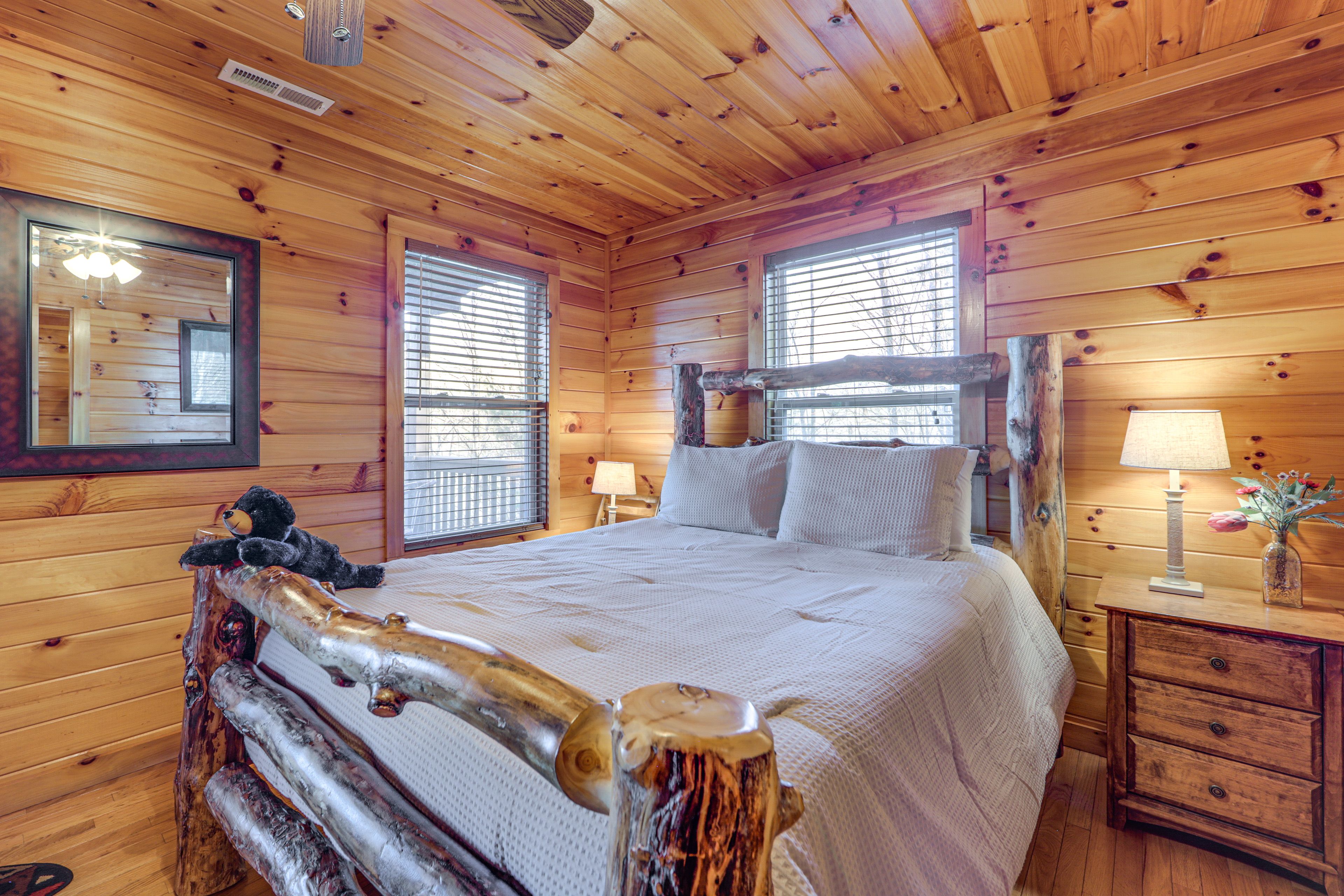 Bedroom 1 | Queen Bed