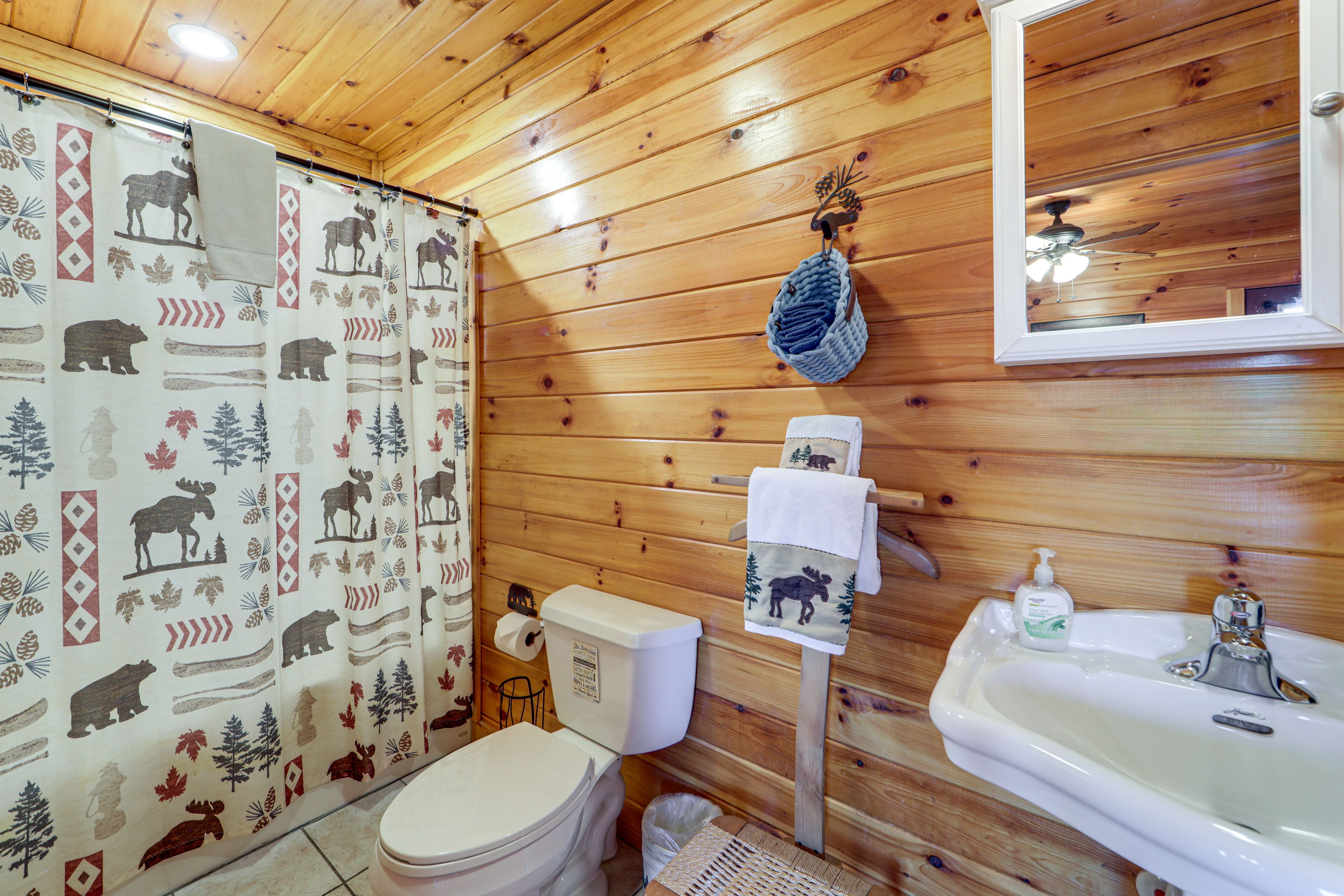 Full Bathroom | Towels Provided