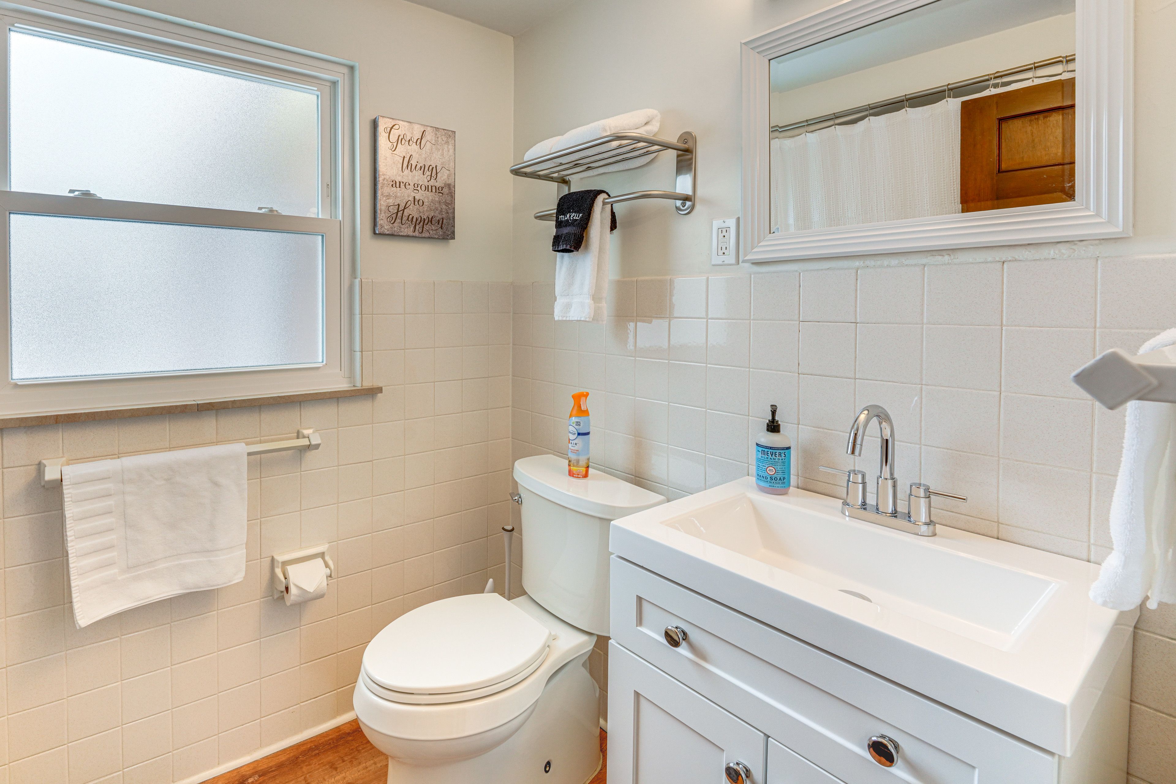Full Bathroom | Towels Provided | 1st Floor