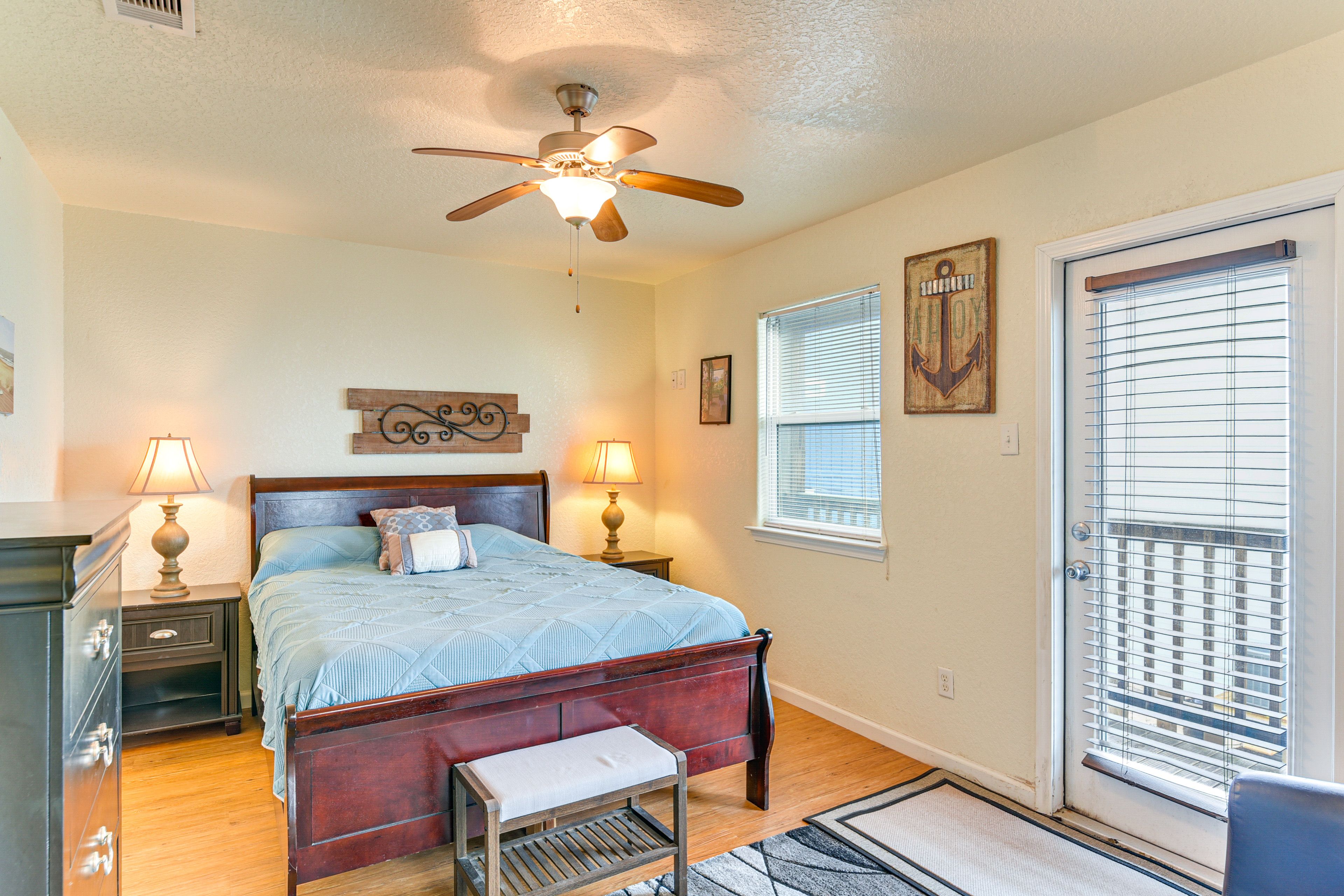 Bedroom 1 | Queen Bed | Smart TV | 2nd Floor