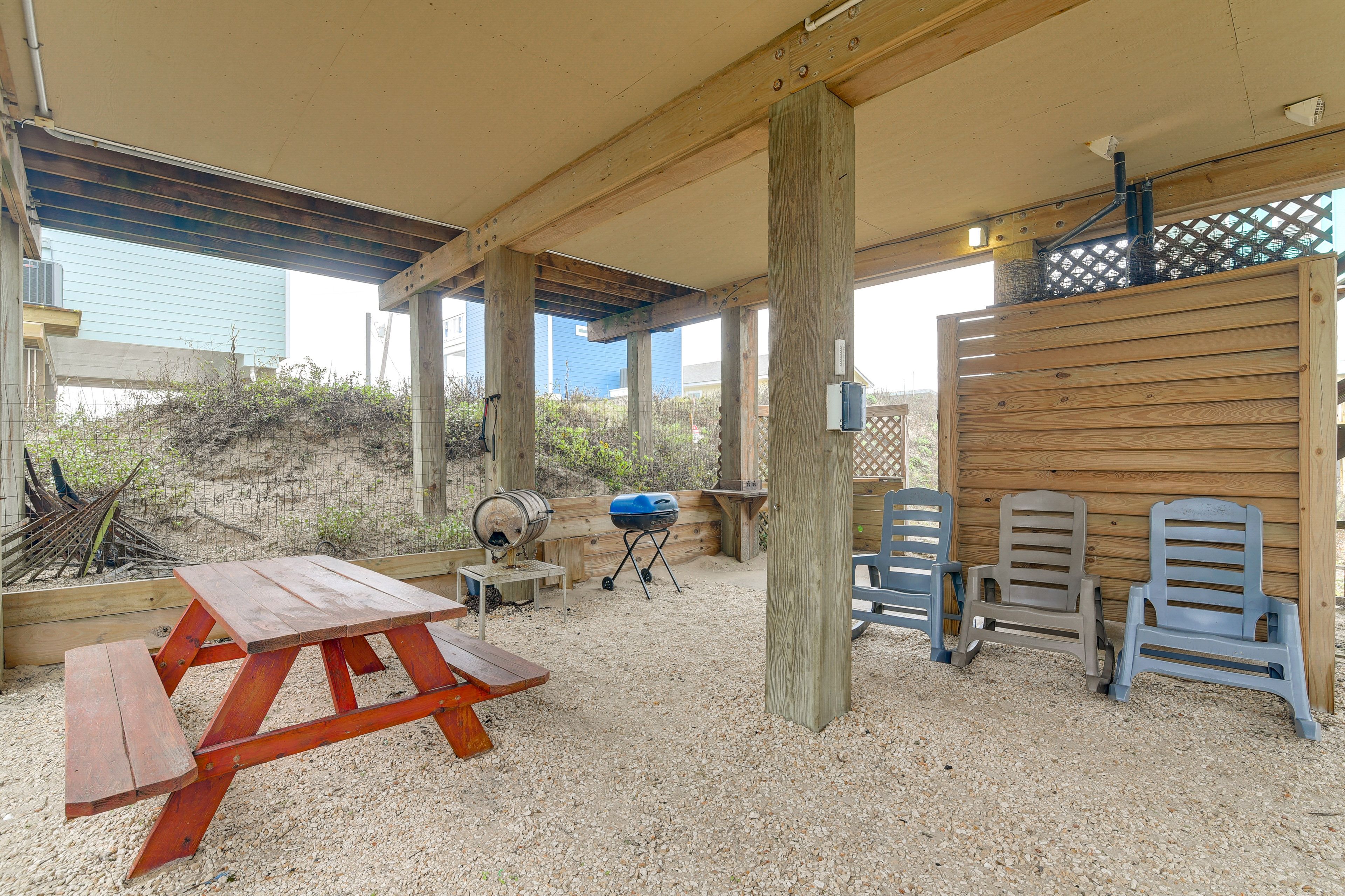 House Exterior | Covered Patio | Picnic Table | Charcoal Grill | Shower