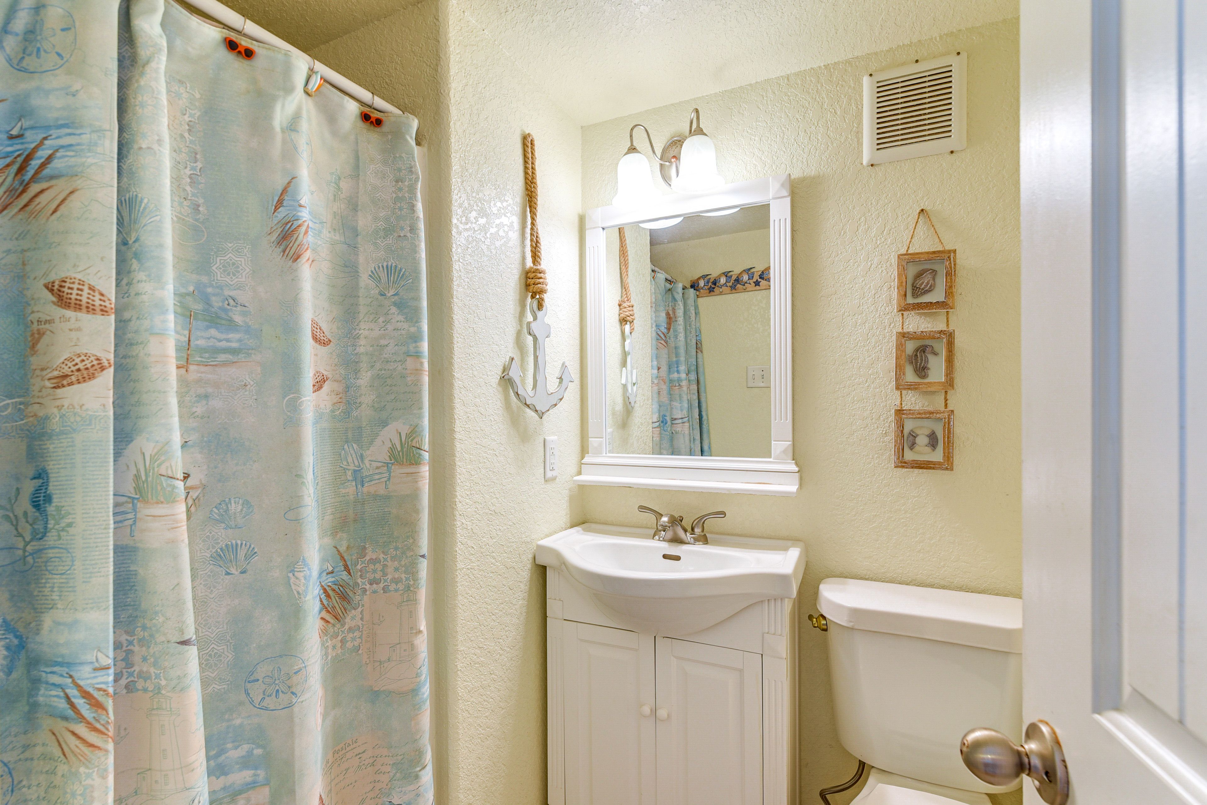 Full Bathroom | Towels Provided | 1st Floor
