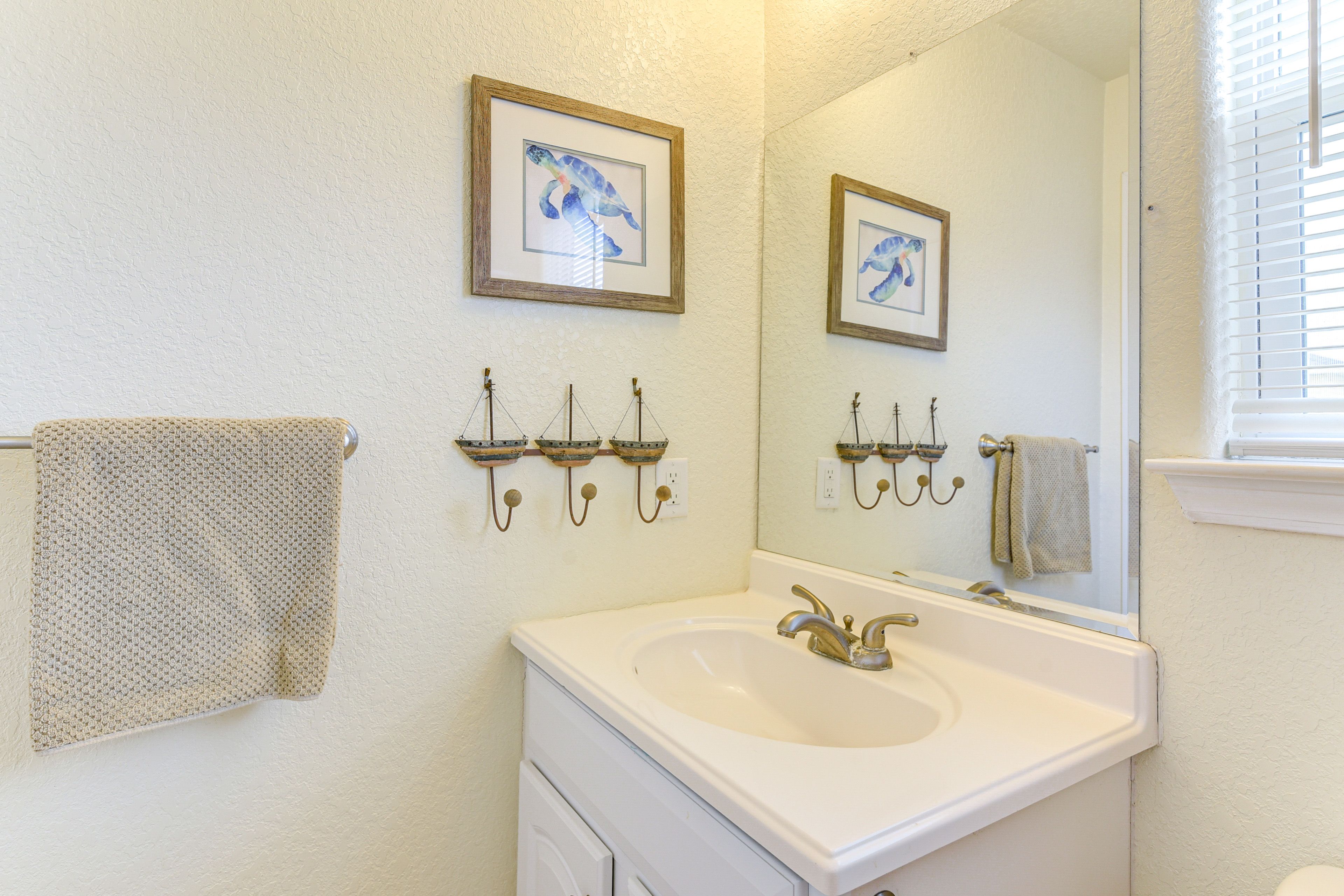 Full Bathroom | 2nd Floor