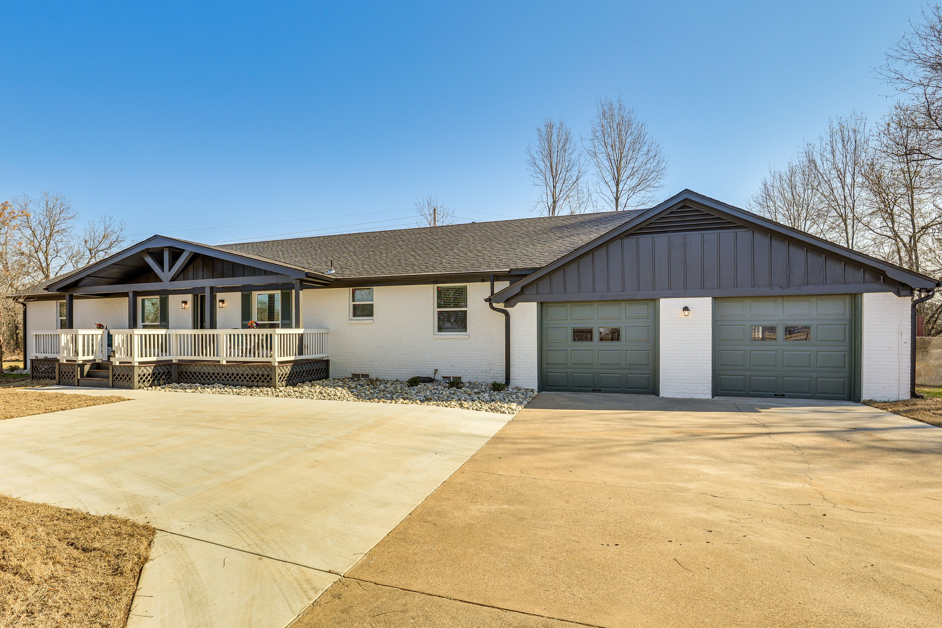 Parking | Garage (3 Vehicles) | Driveway (4 Vehicles)