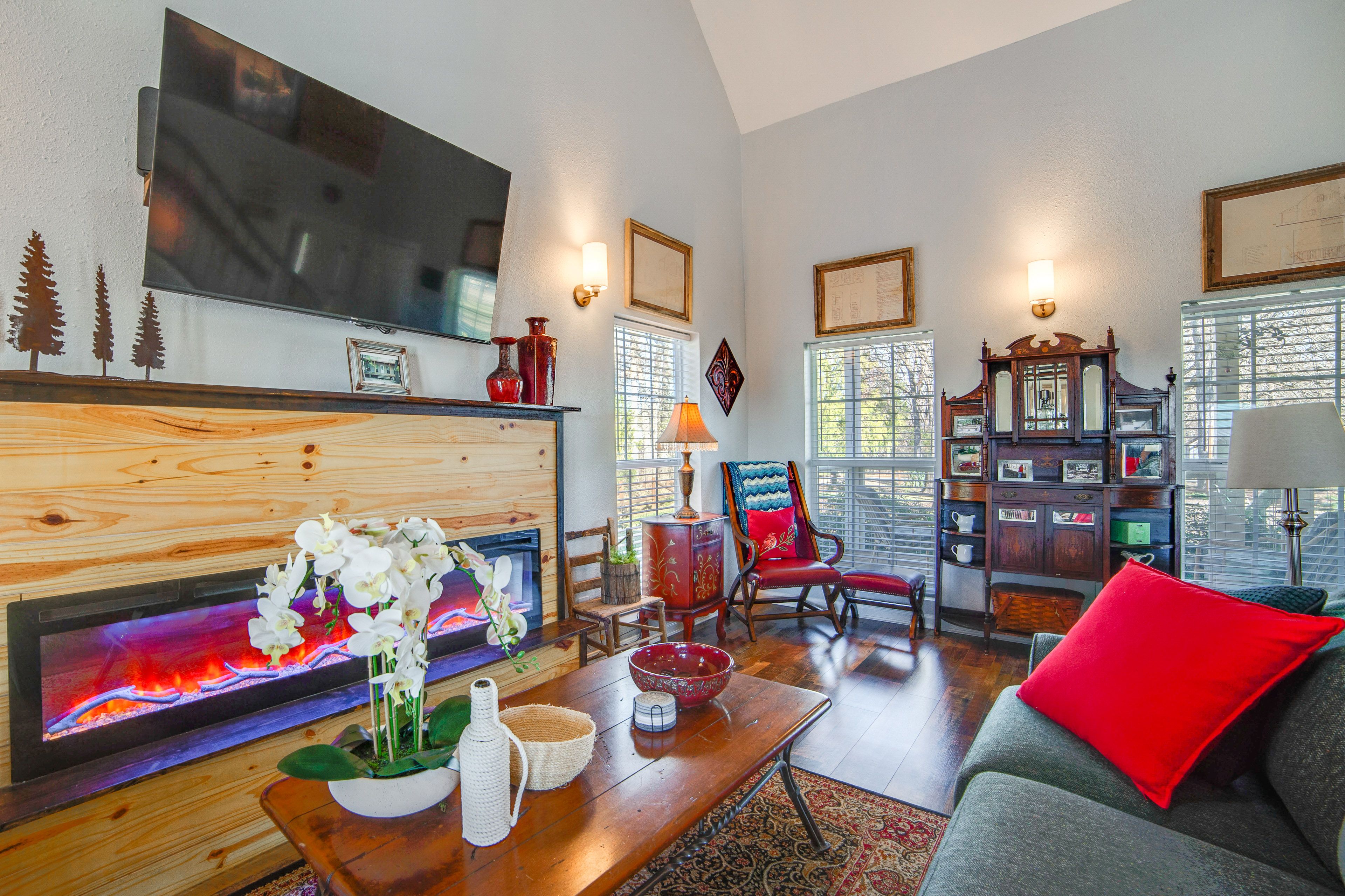 Tool Vacation Rental | 2BR | 1.5BA | Steps Required | 992 Sq Ft