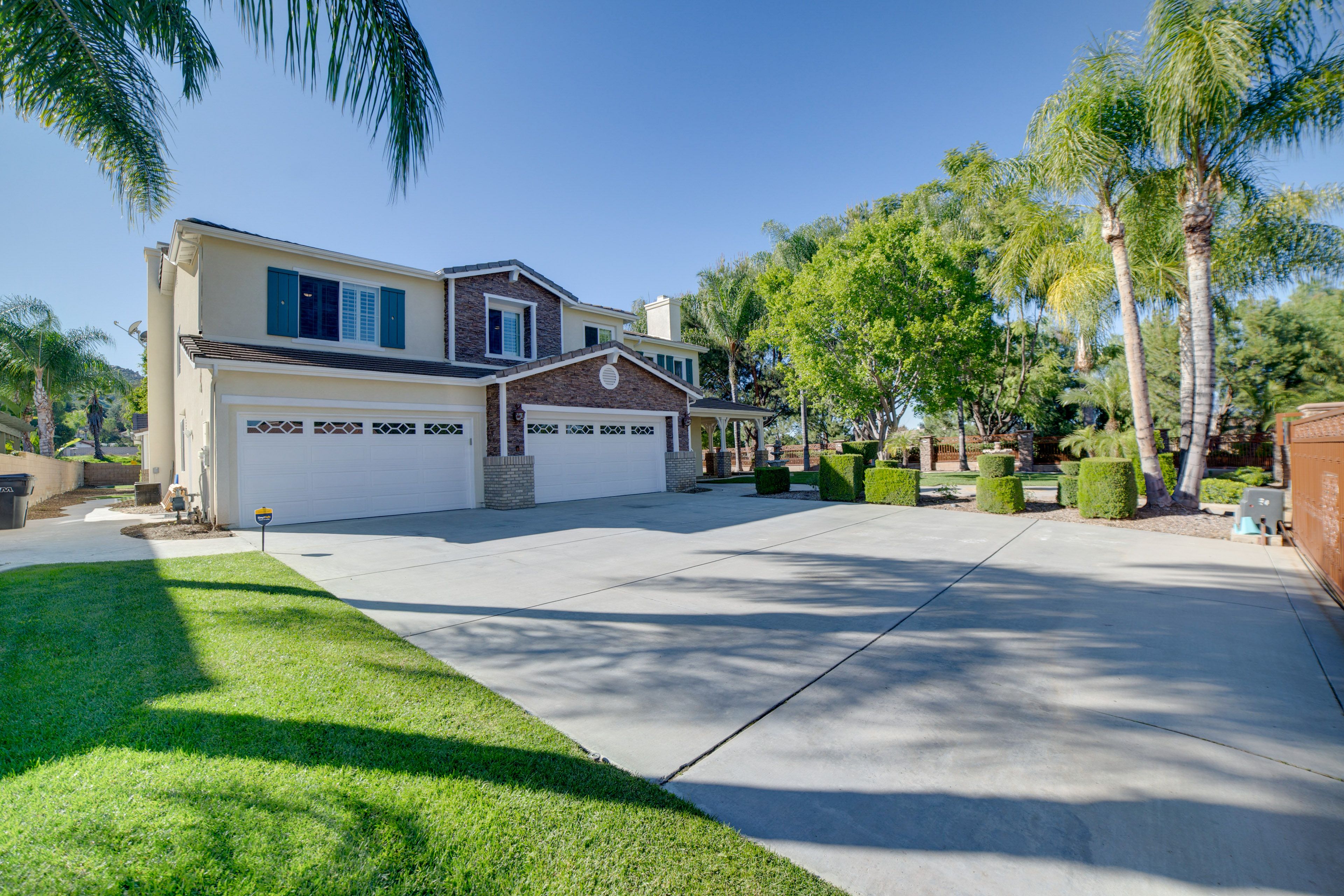Parking | Driveway (6 Vehicles) | Trailer Parking
