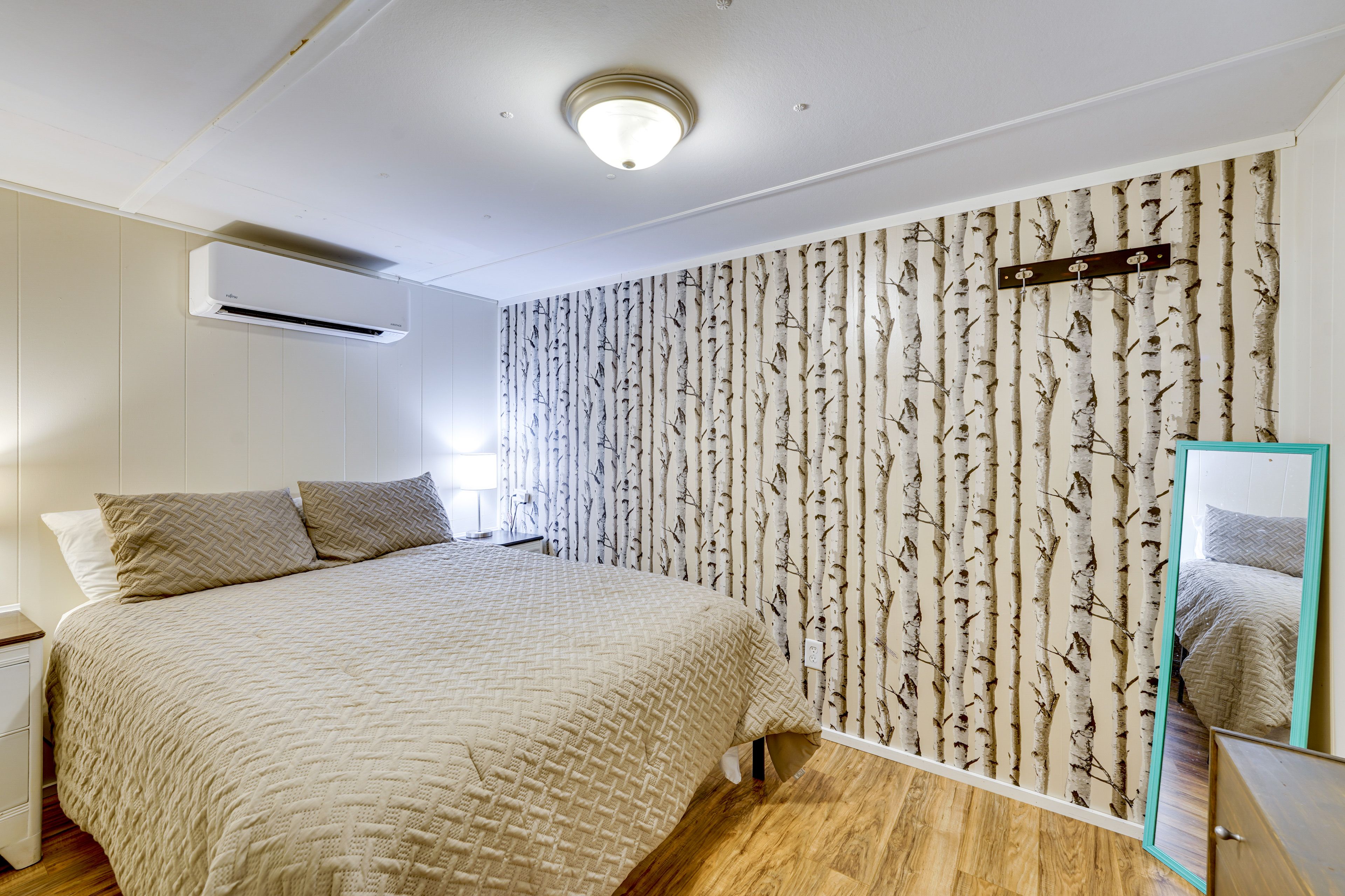 Bedroom 1 | Queen Bed