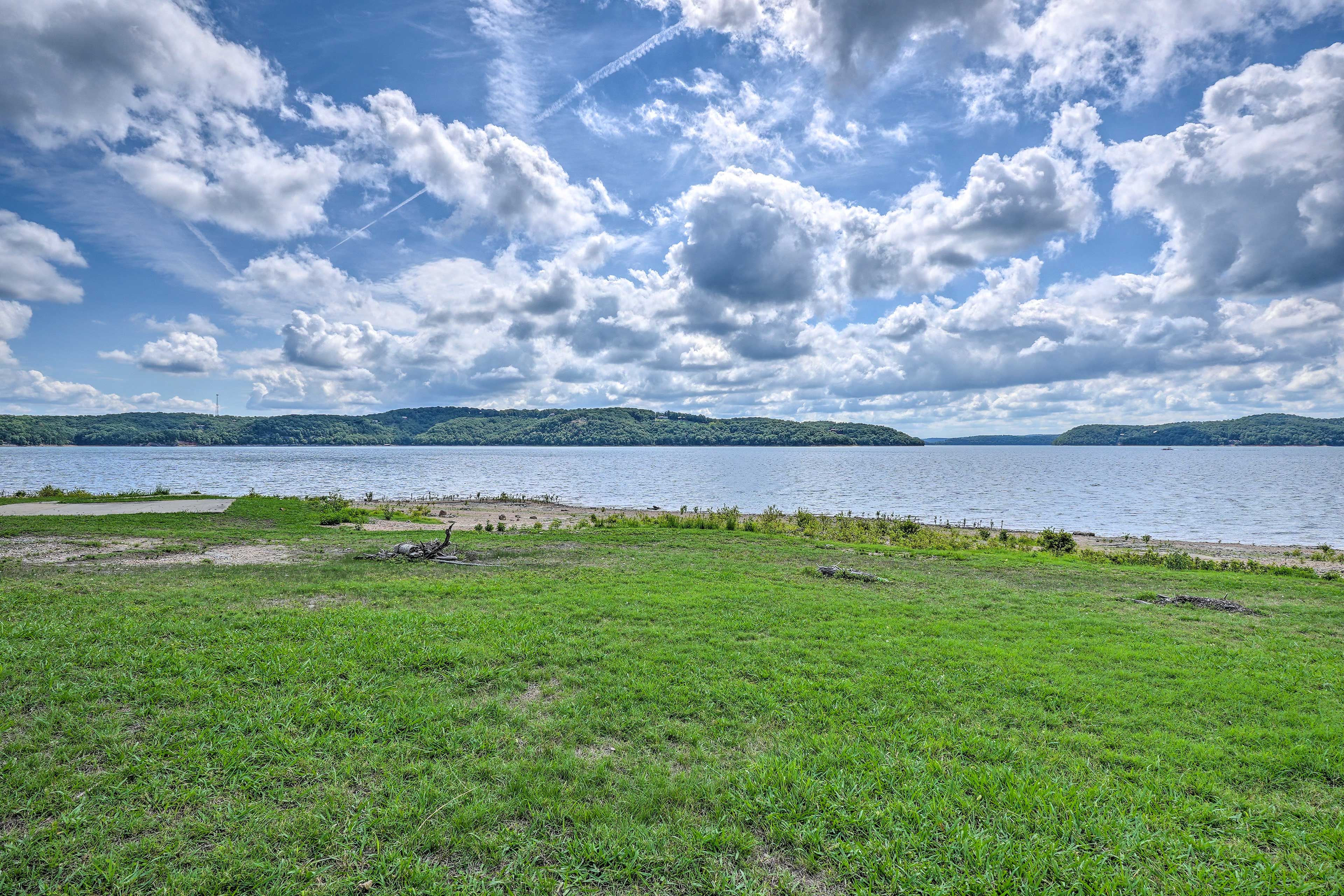 1 Mi to Community Boat Ramp on Beaver Lake