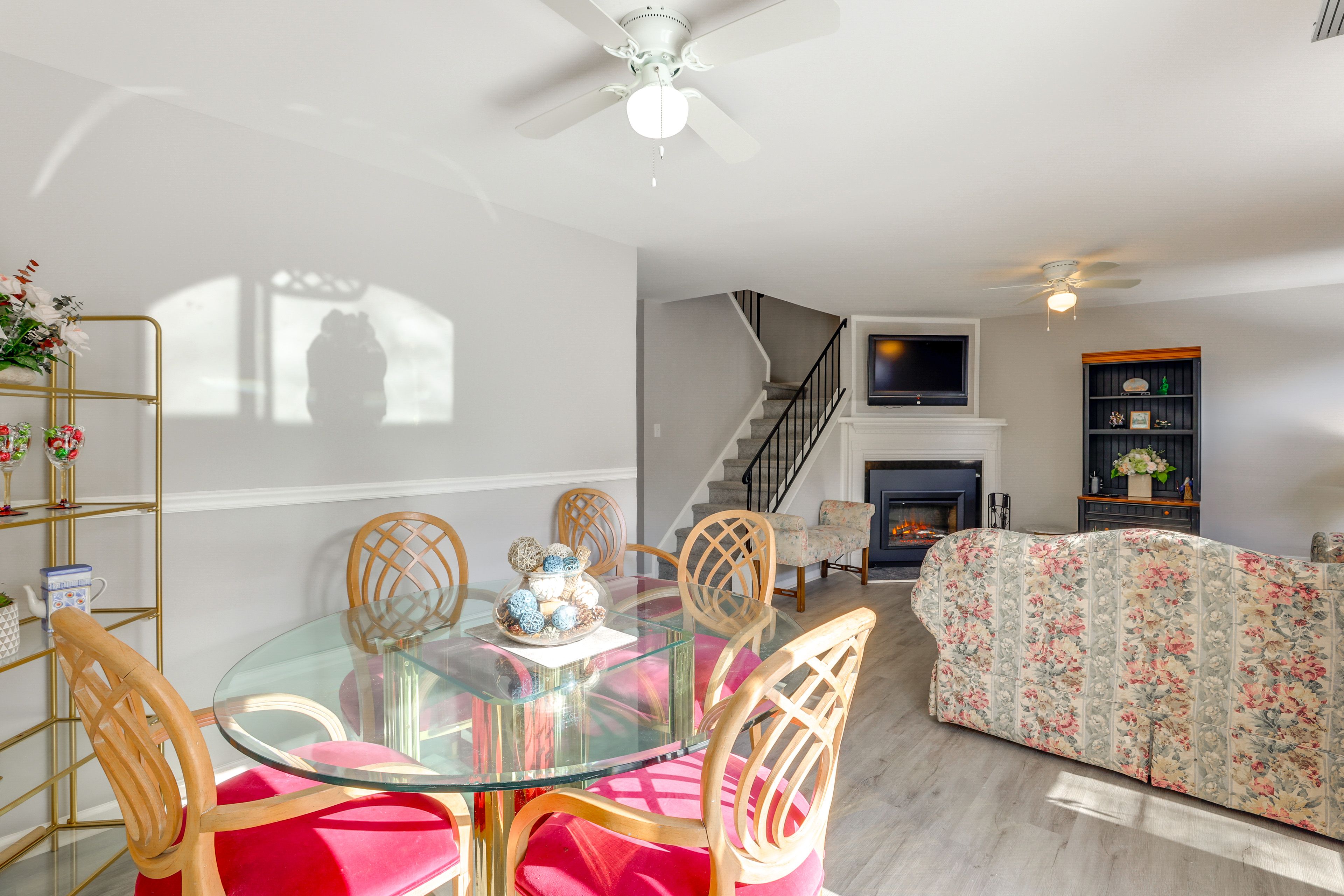 Dining Area | Dishware/Flatware Provided | 1st Floor