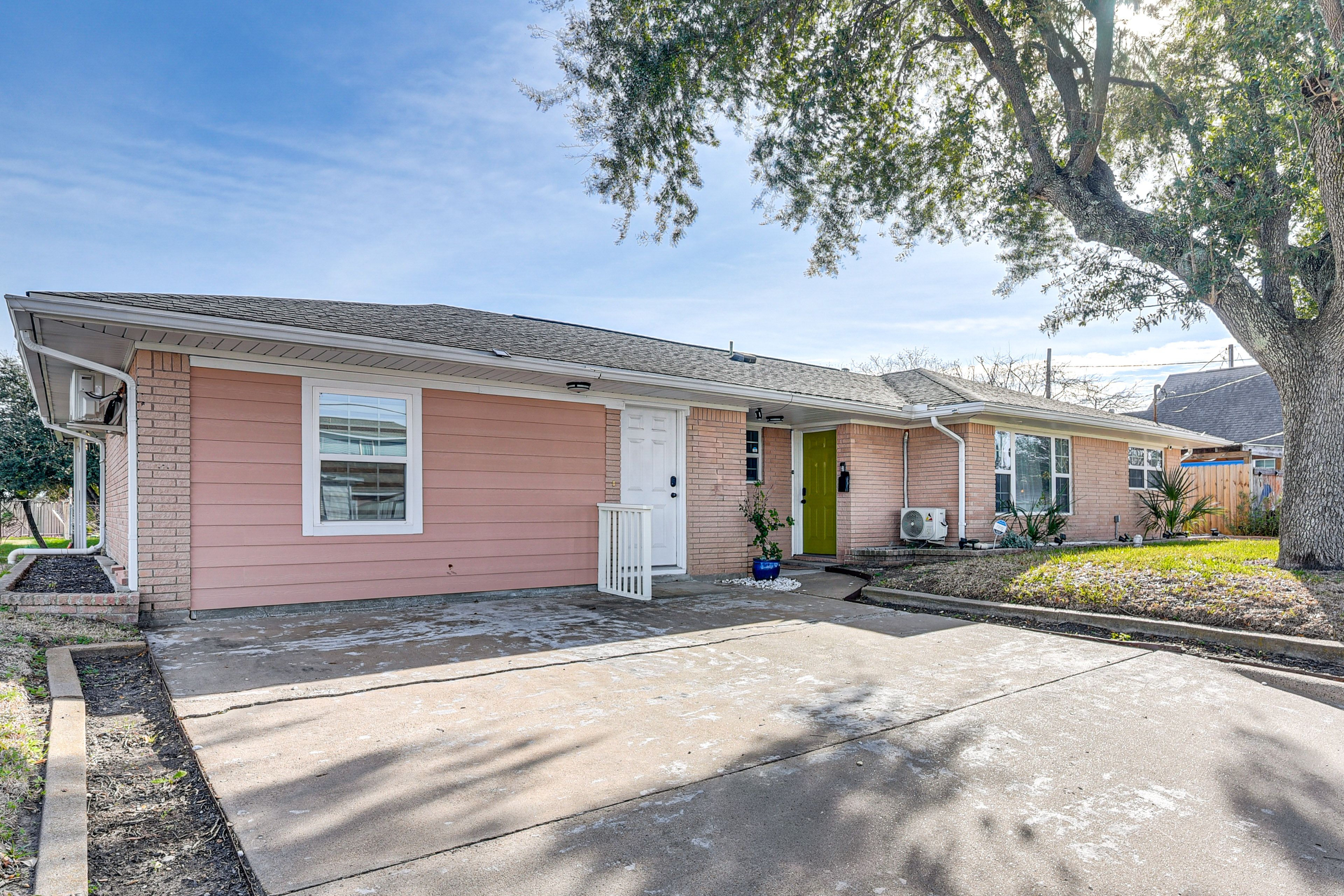 Exterior | Parking | Street Parking (2 Vehicles)