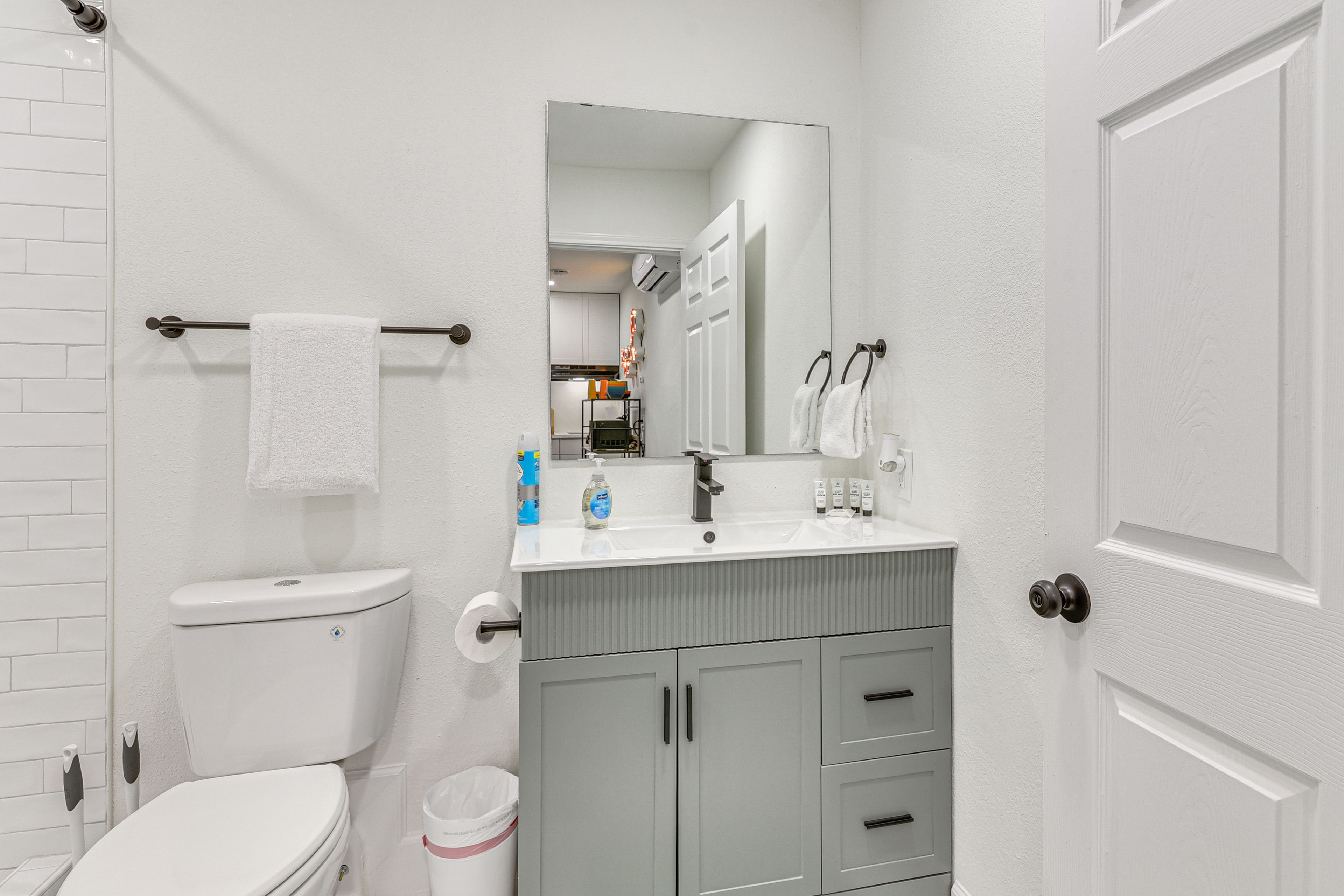 Full Bathroom | Complimentary Toiletries | Towels Provided