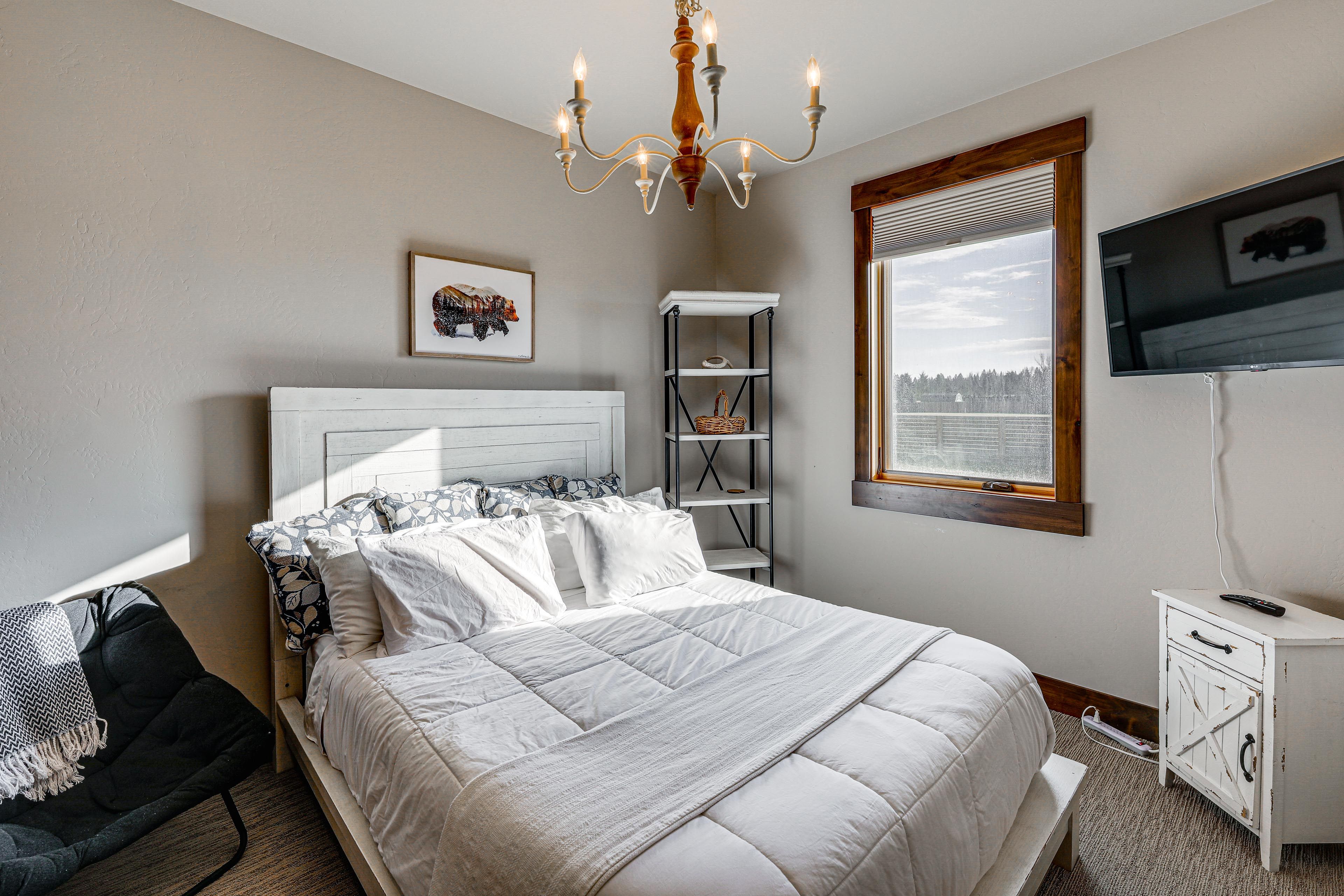 Bedroom 2 | Queen Bed