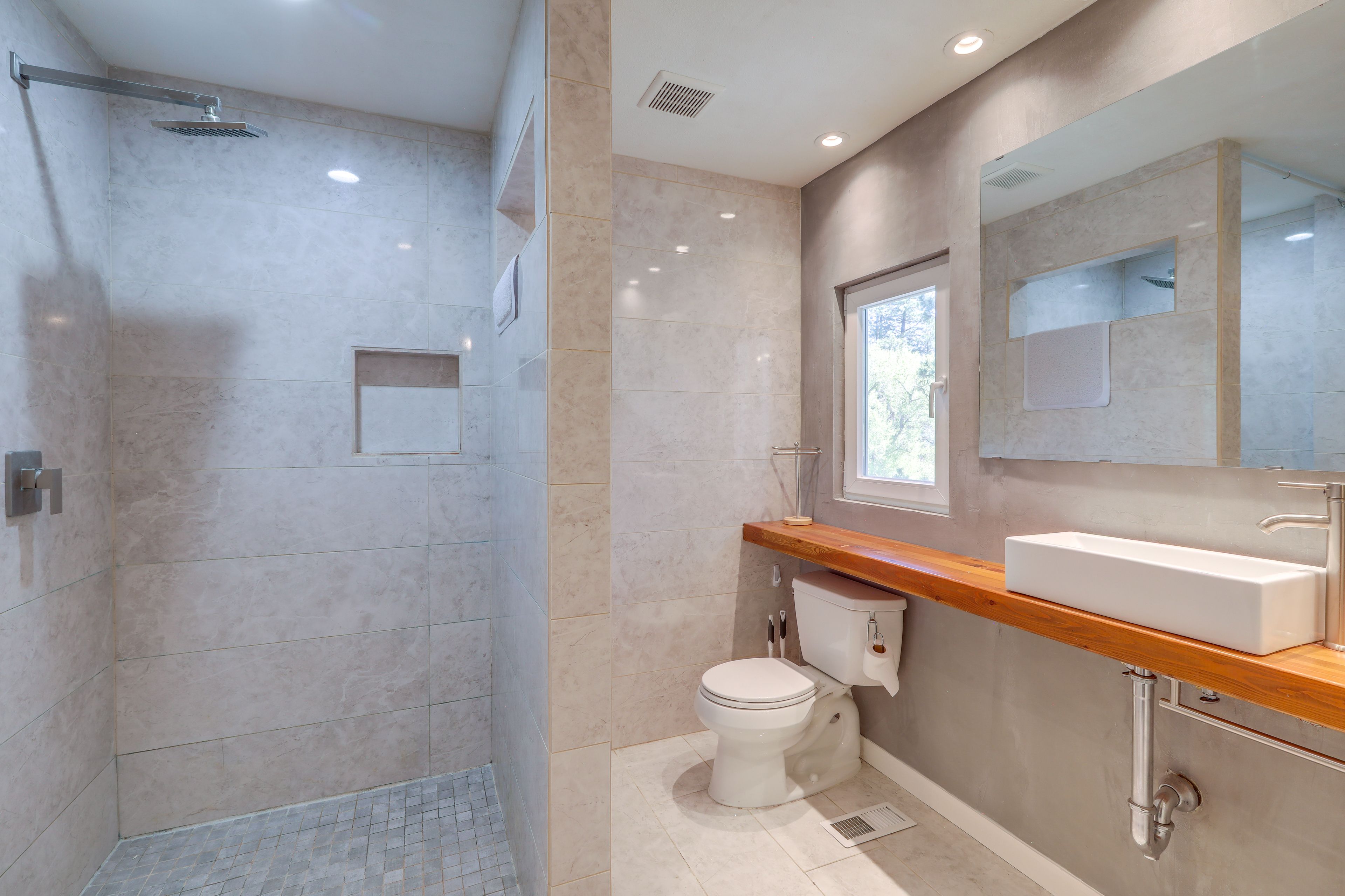 Full Bathroom | 1st Floor