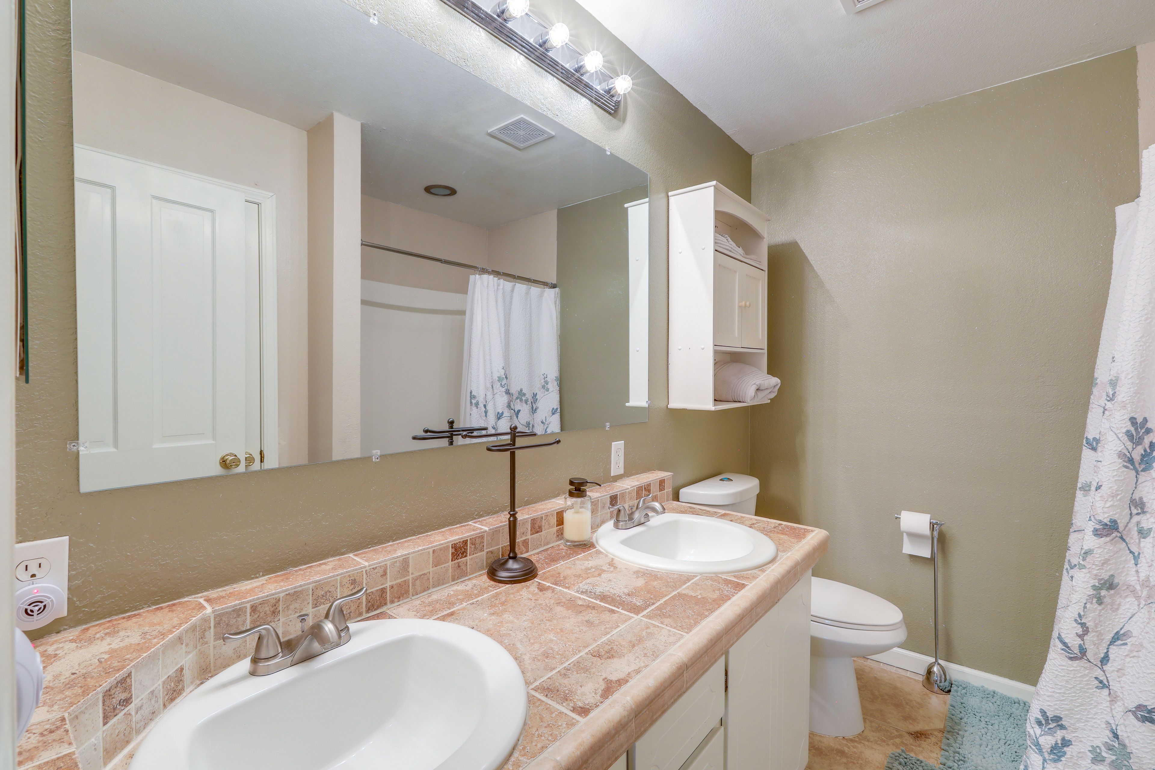 Full Bathroom | 2nd Floor