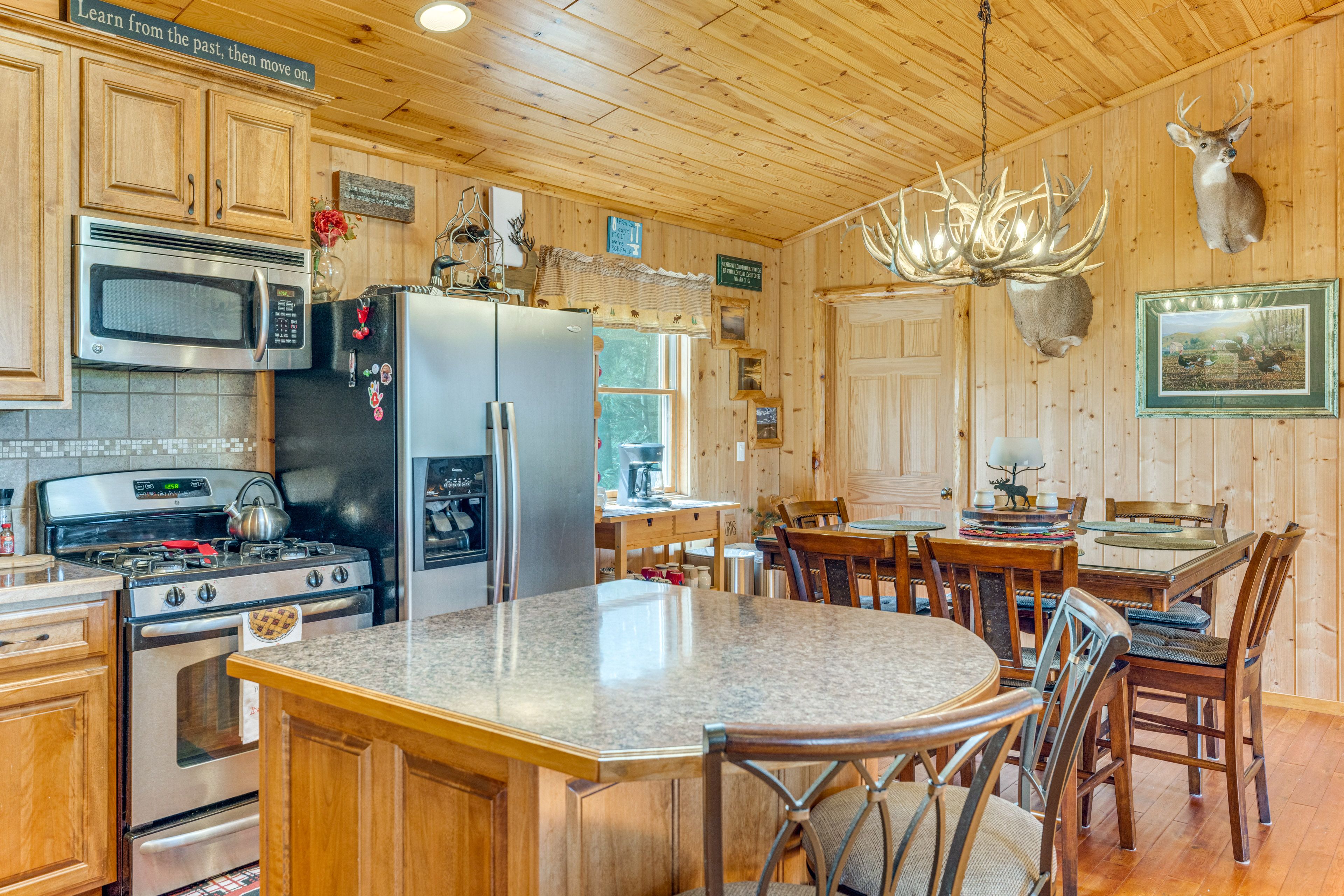 Kitchen | Dining Table