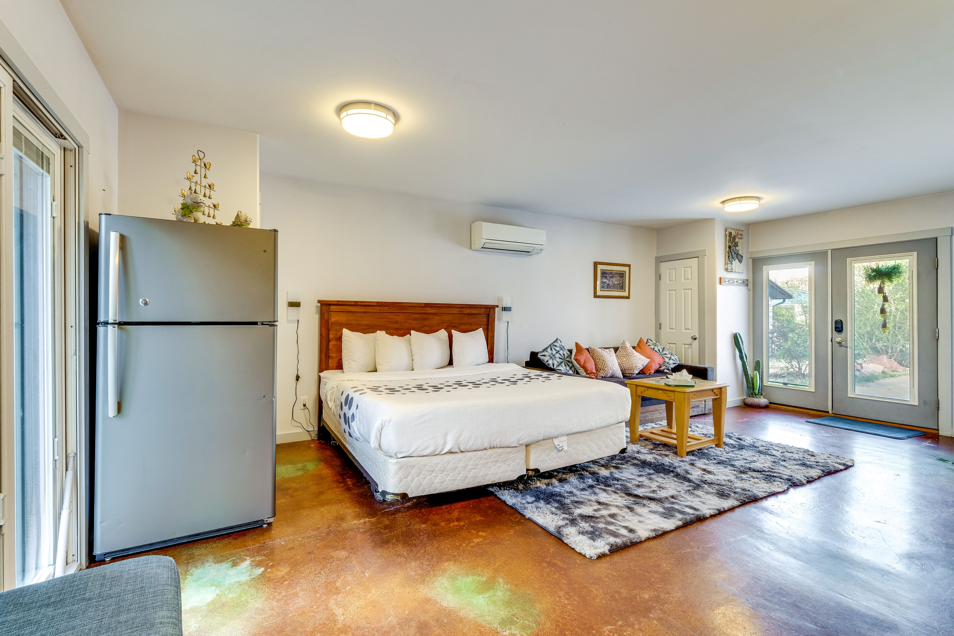 Studio | King Bed | Flat-Screen TV