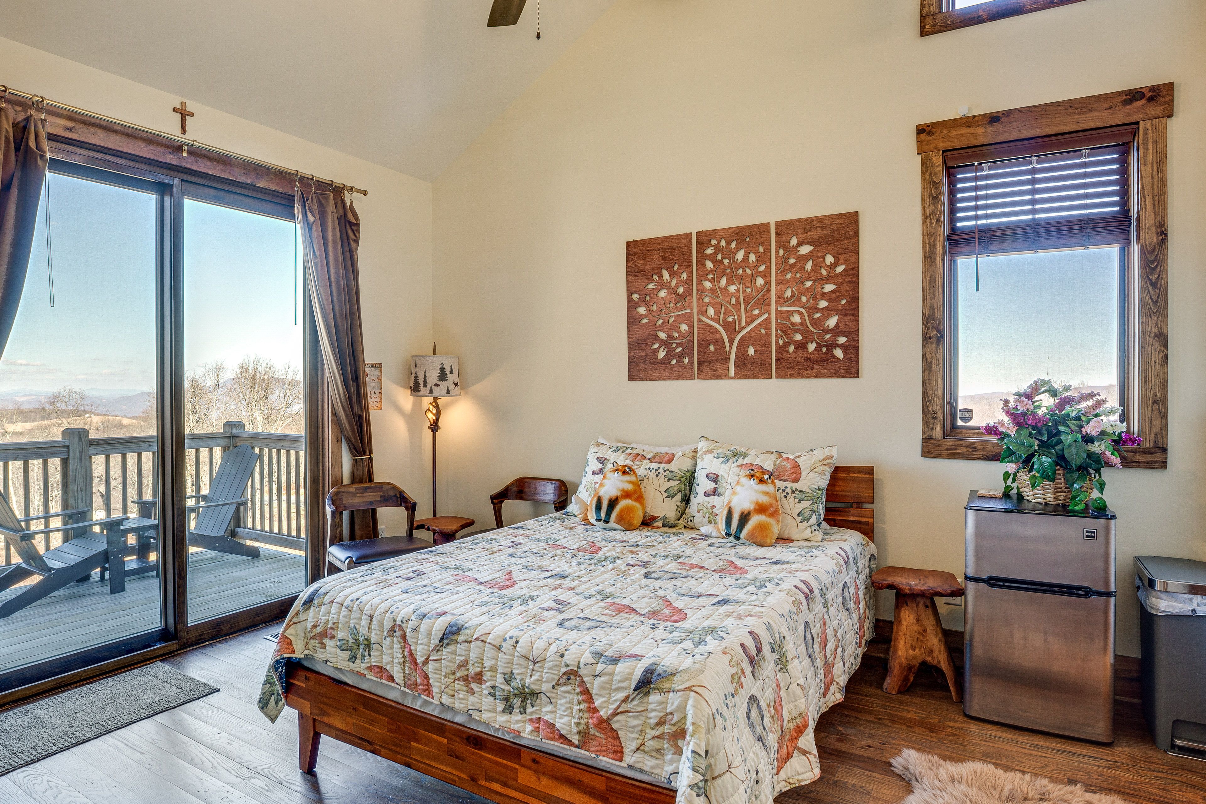 Bedroom 2 | Queen Bed | 1st Floor