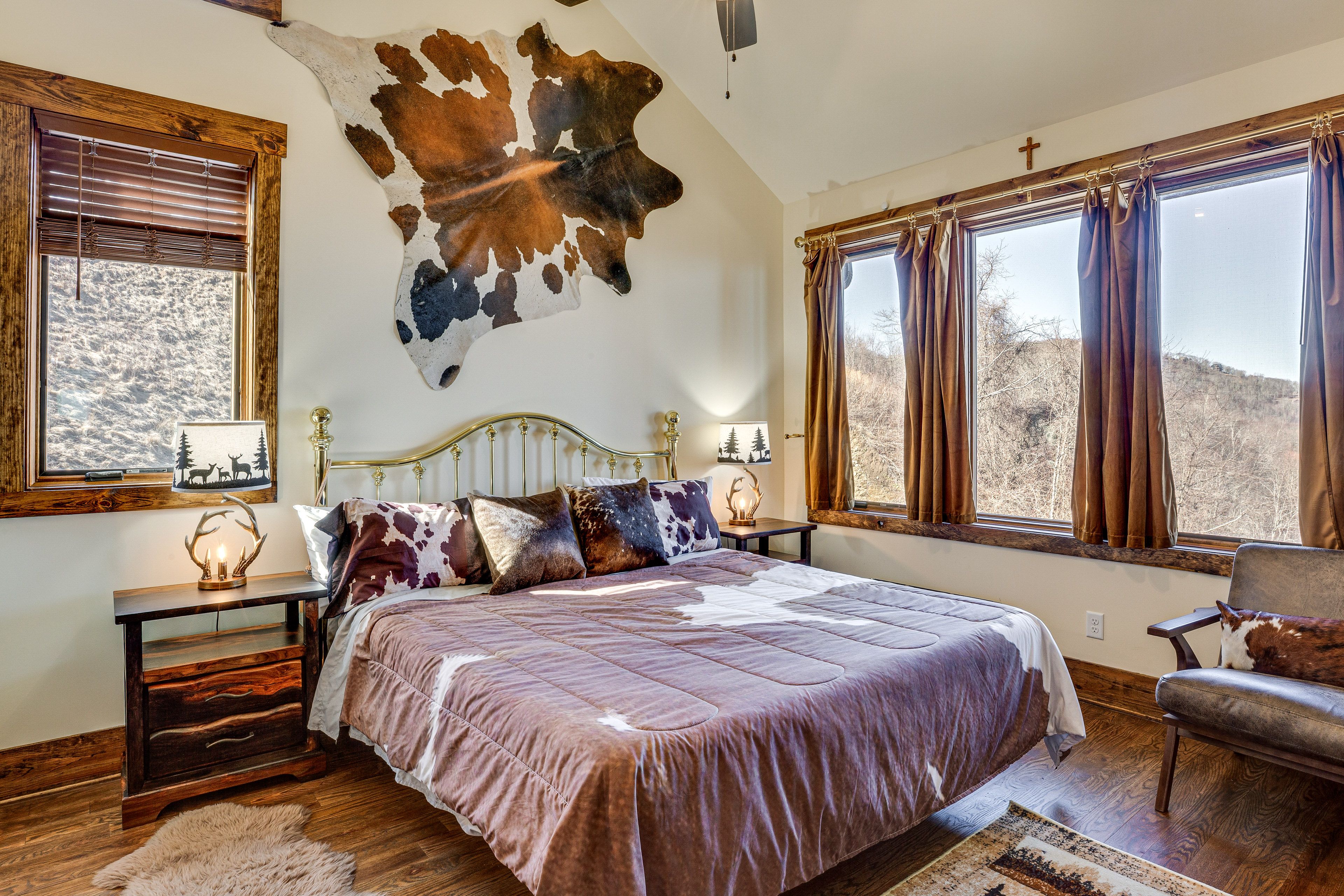 Bedroom 1 | King Bed | 1st Floor