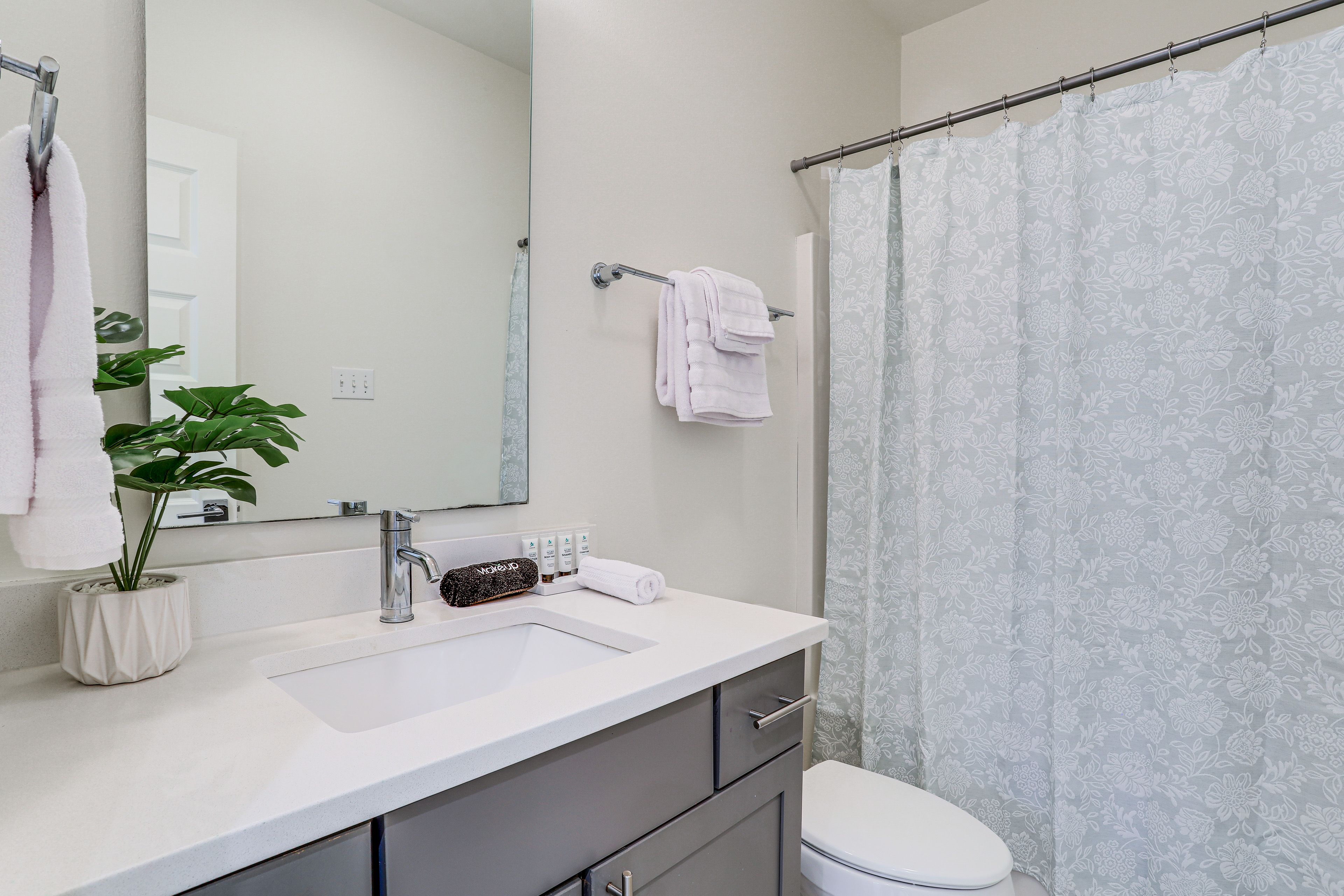 Full Bathroom | 2nd Floor