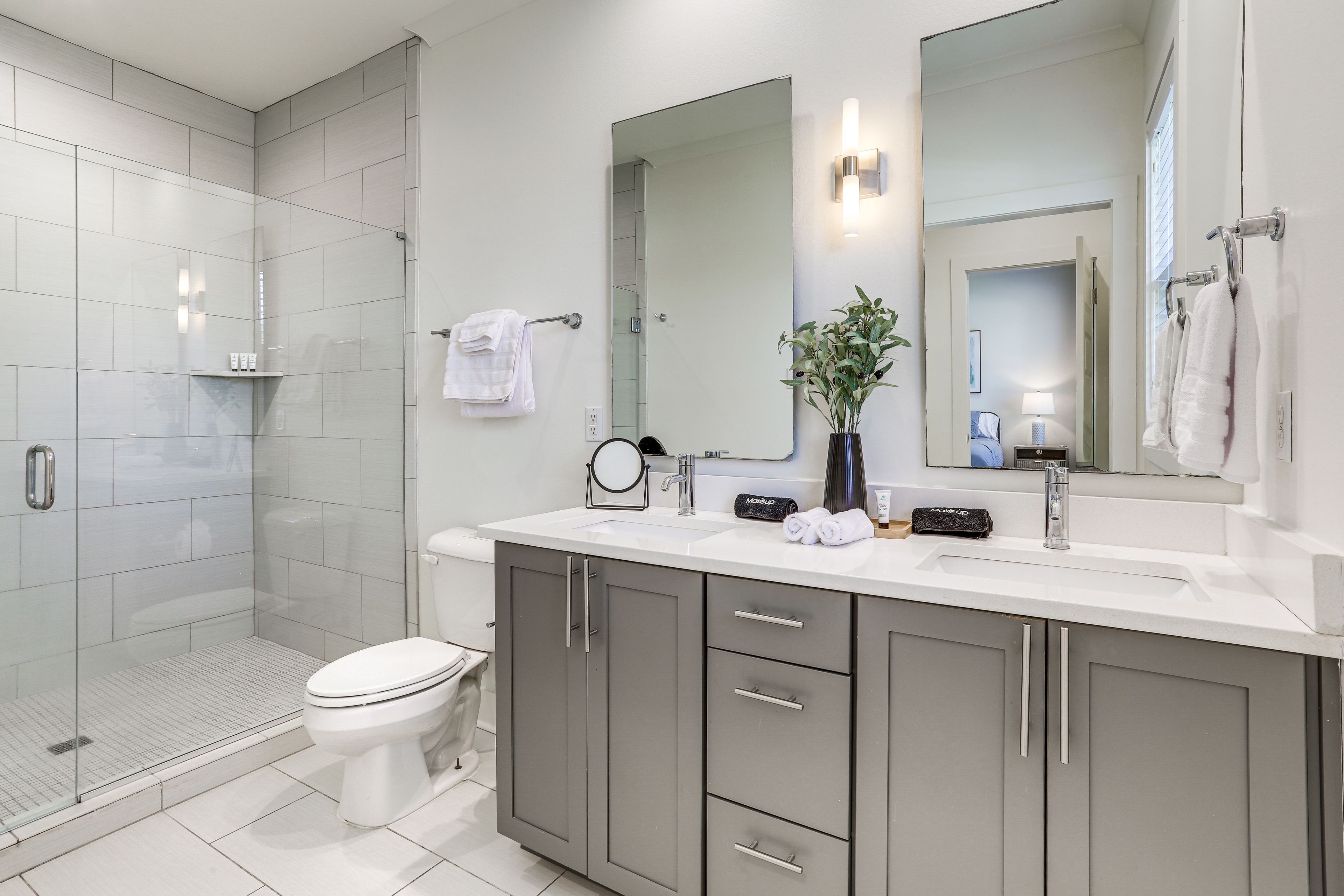 Full Bathroom | 2nd Floor