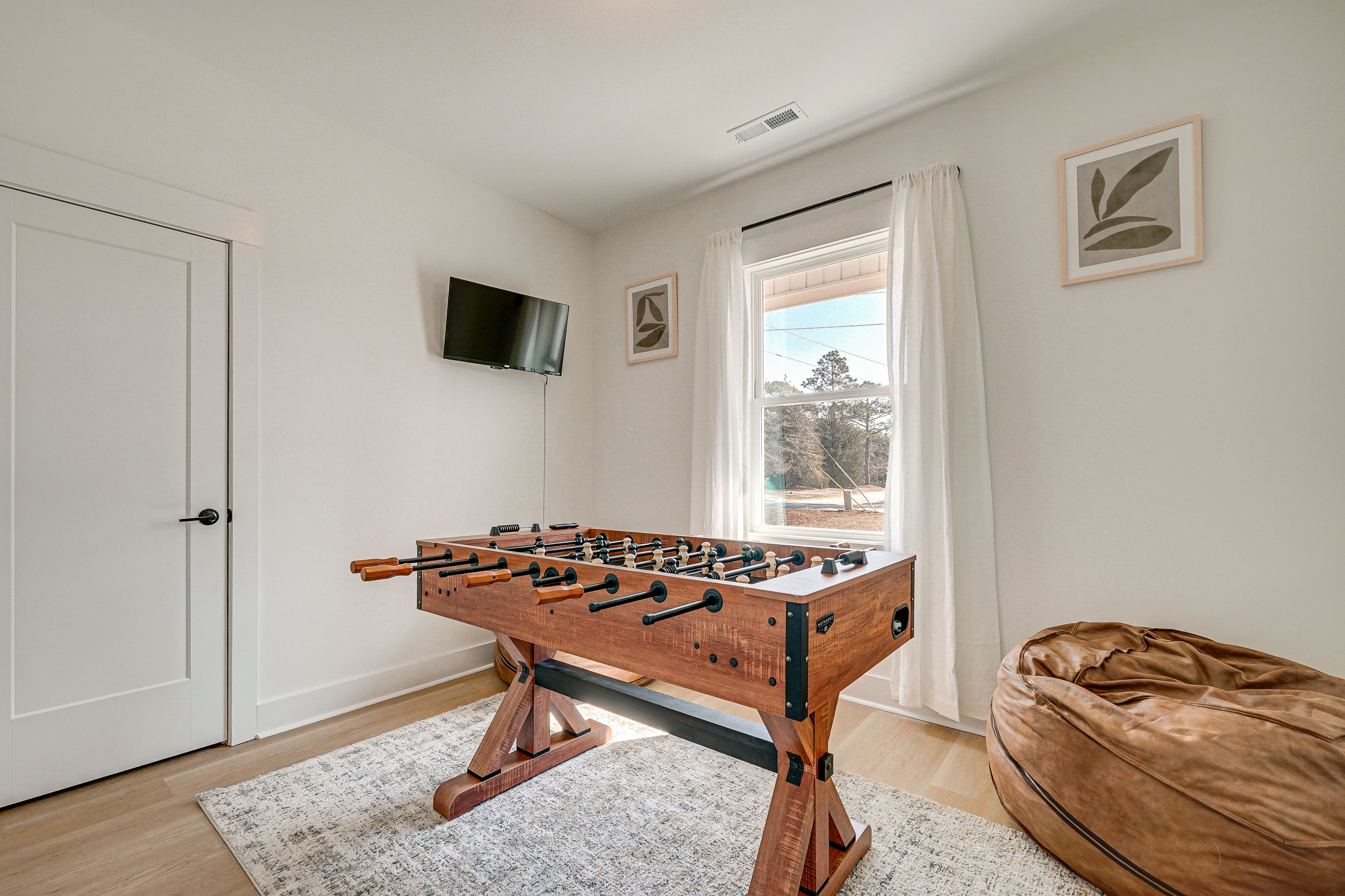 Game Lounge | Smart TV | Board Games