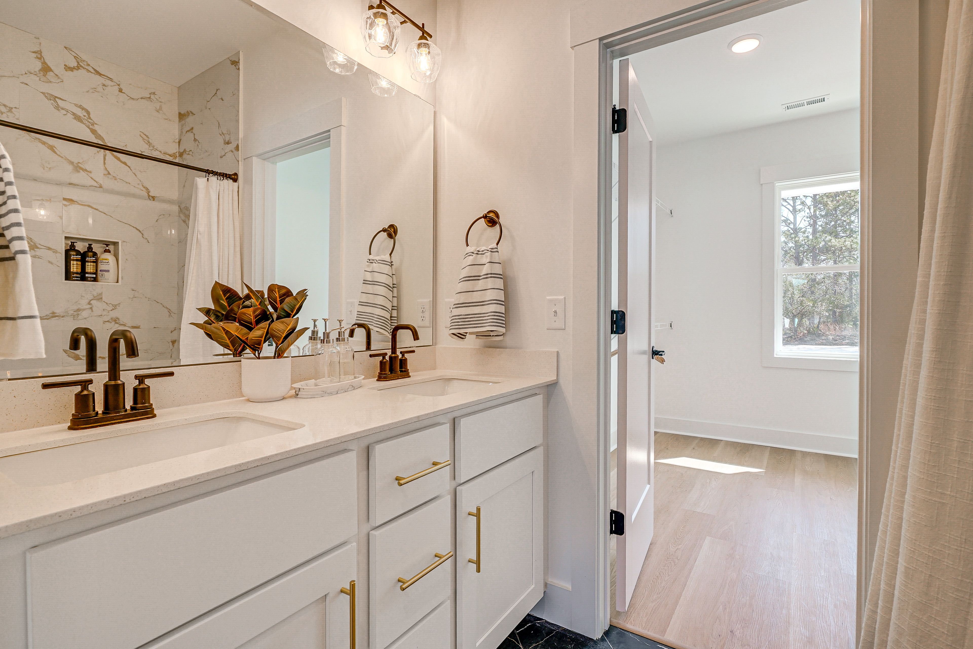 Full Bath | 1st Floor