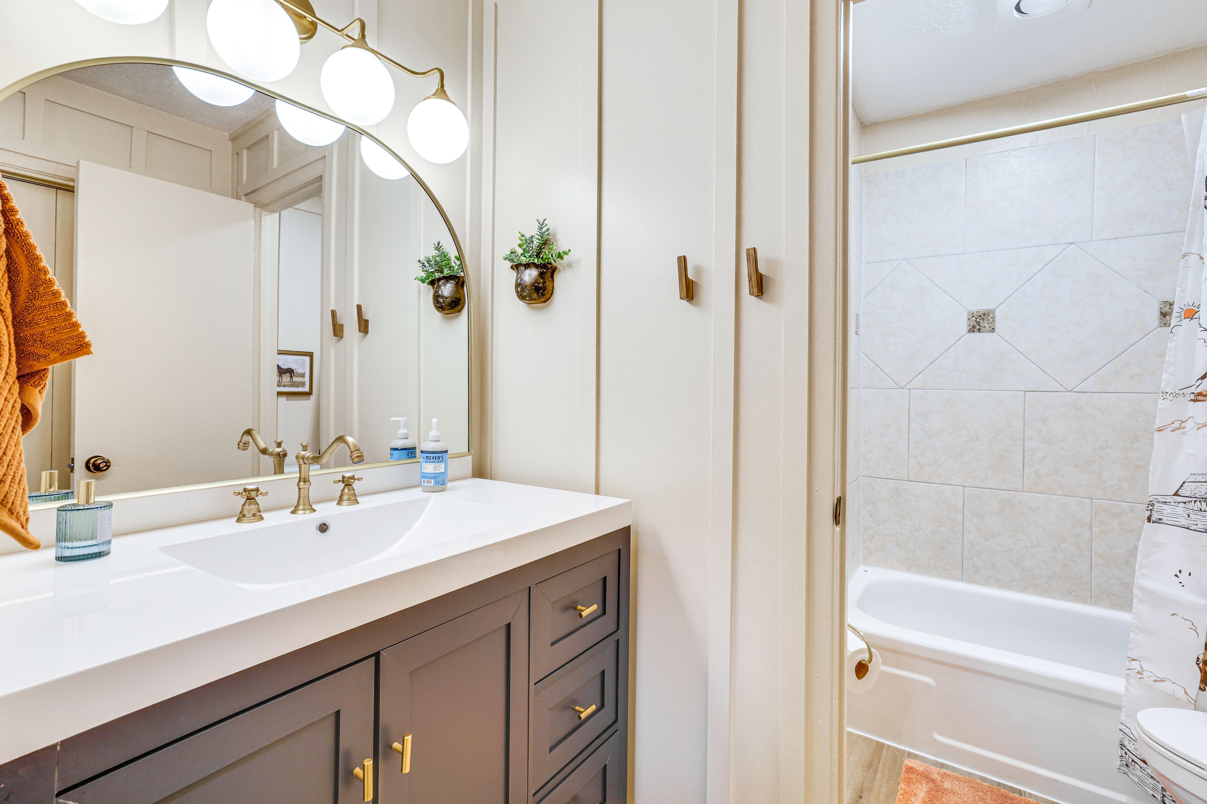 En-Suite Bathroom | 2nd Floor