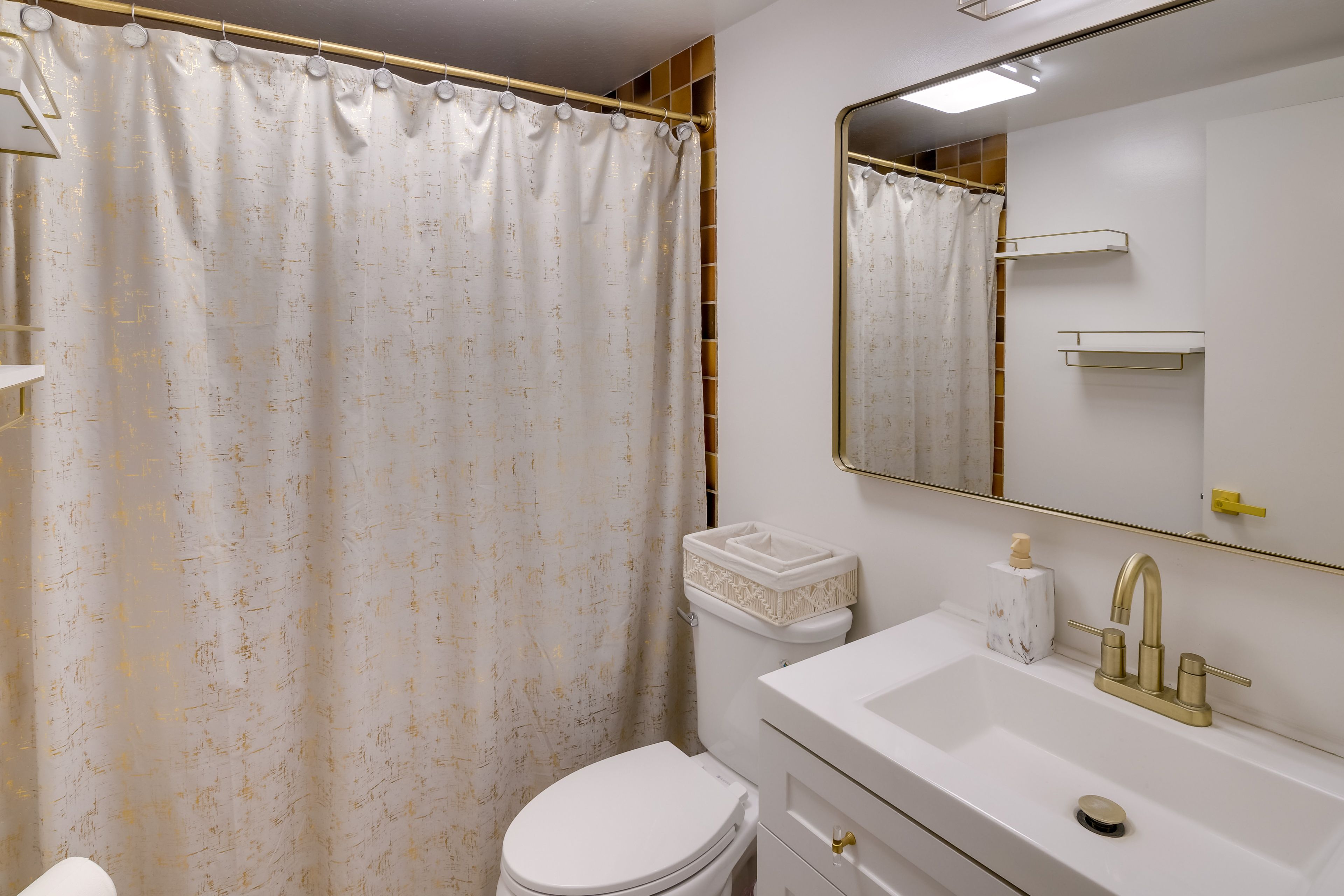 Full Bath | 2nd Floor