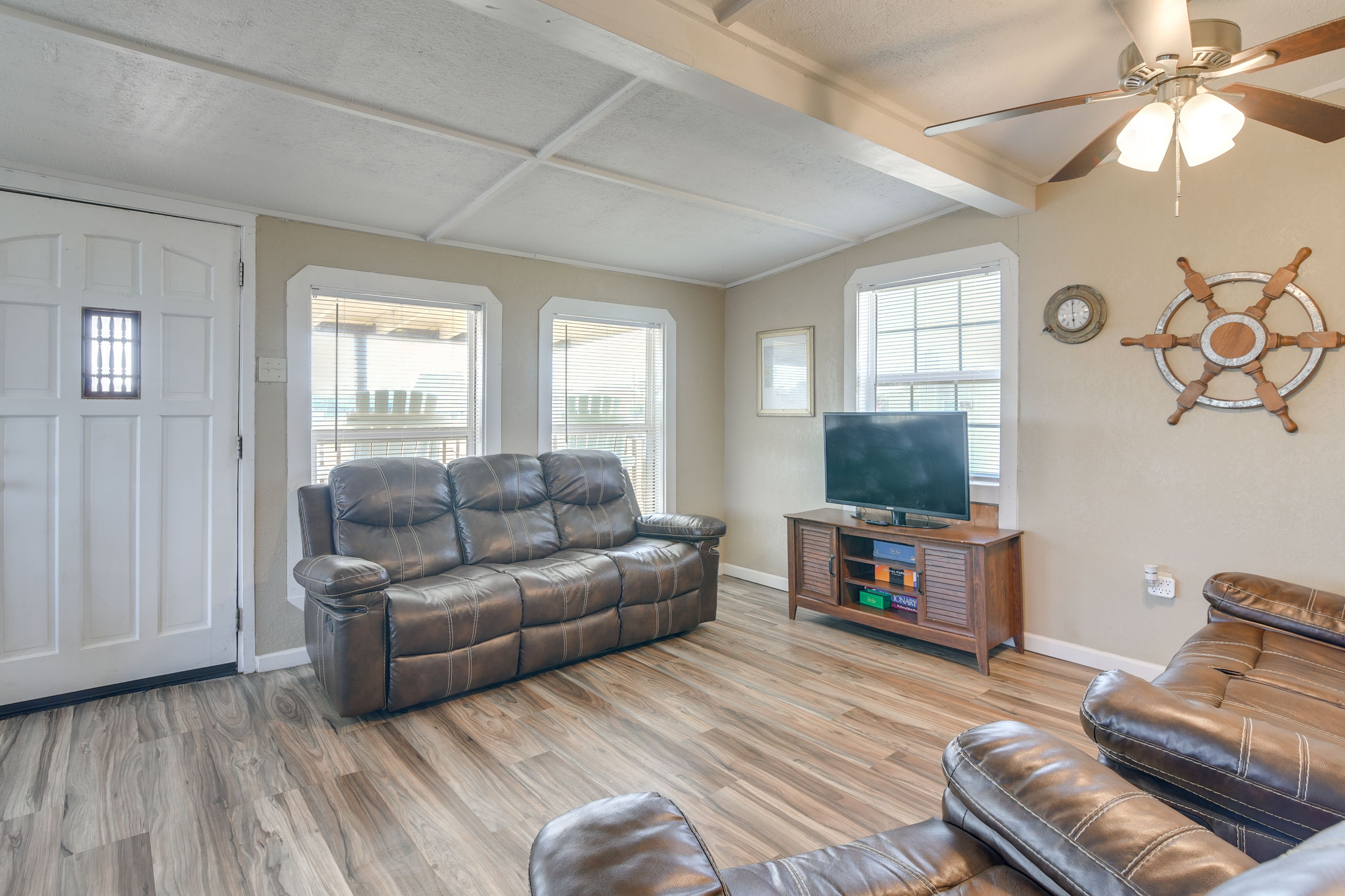 Living Room | Free WiFi | Central Heating & Air Conditioning