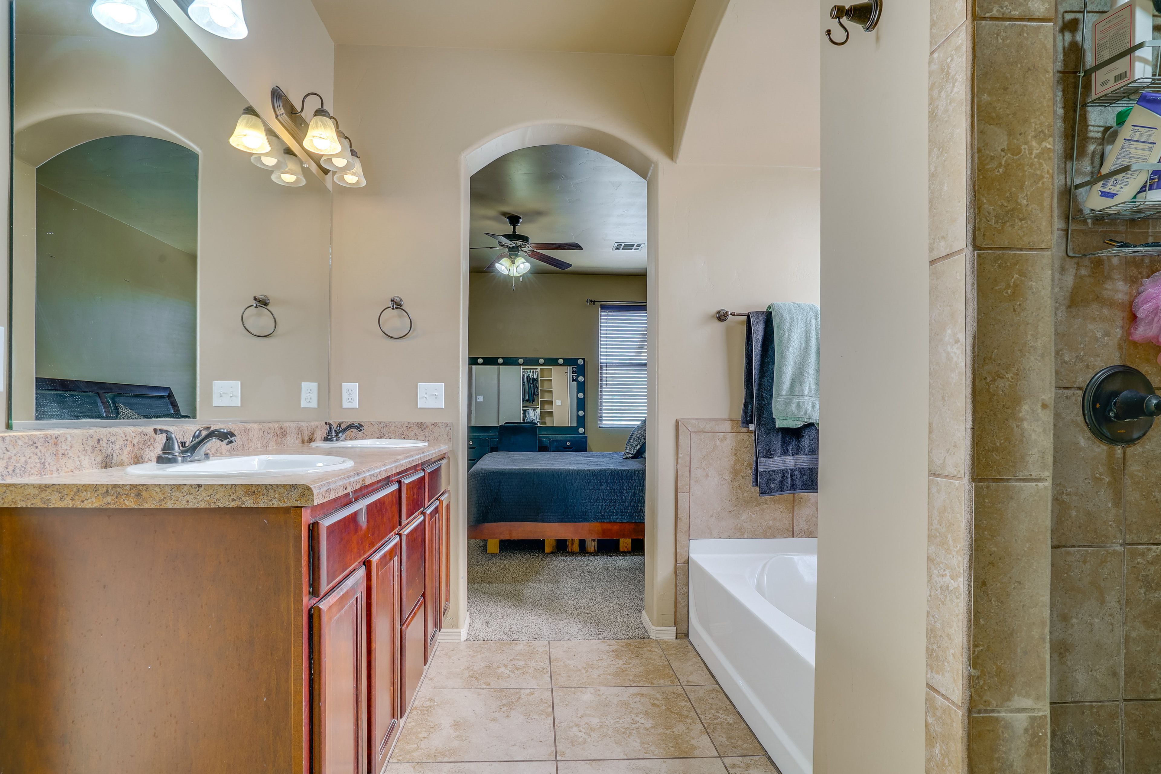 Full Bathroom | Towels Provided