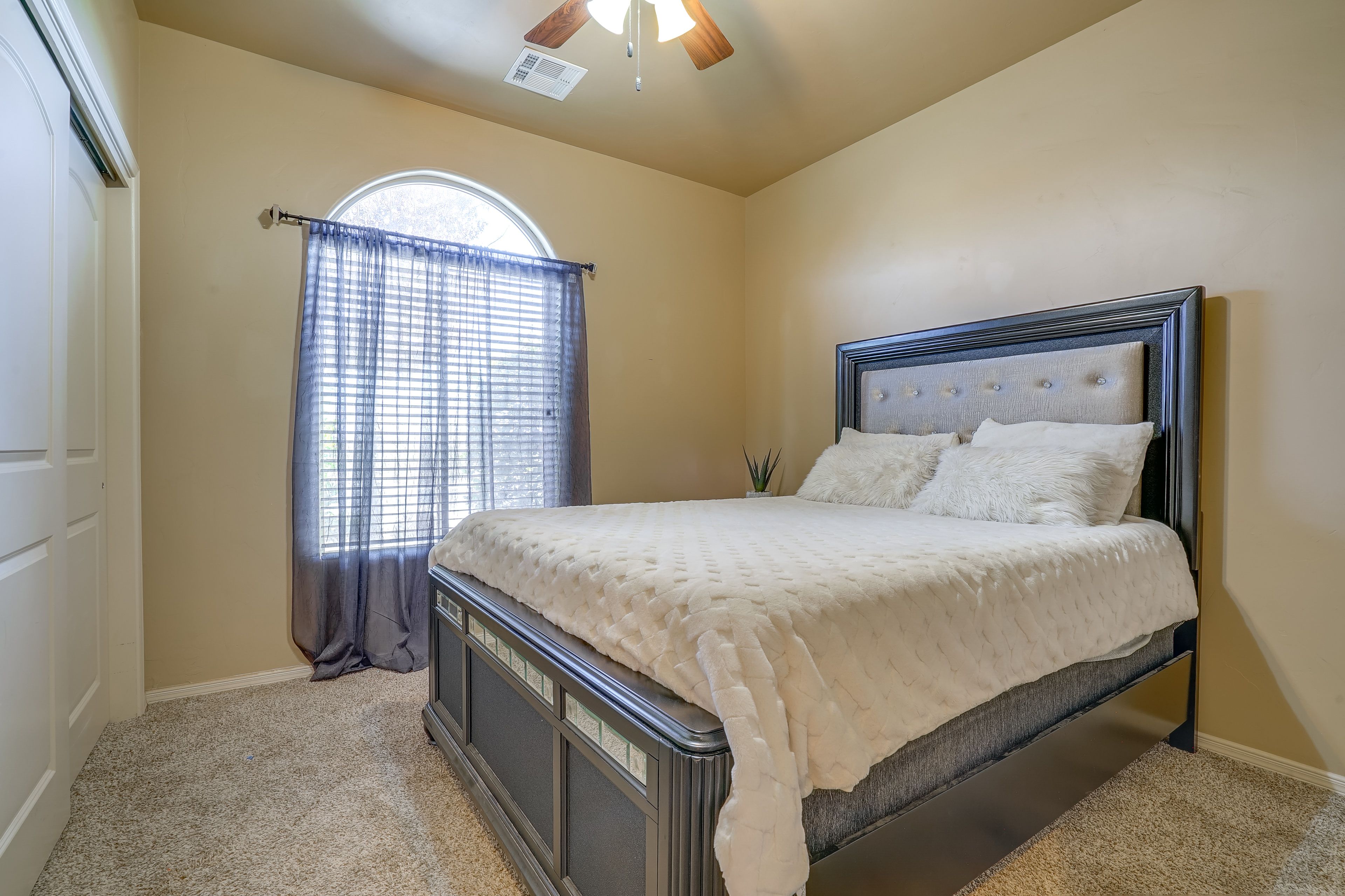 Bedroom 3 | Queen Bed