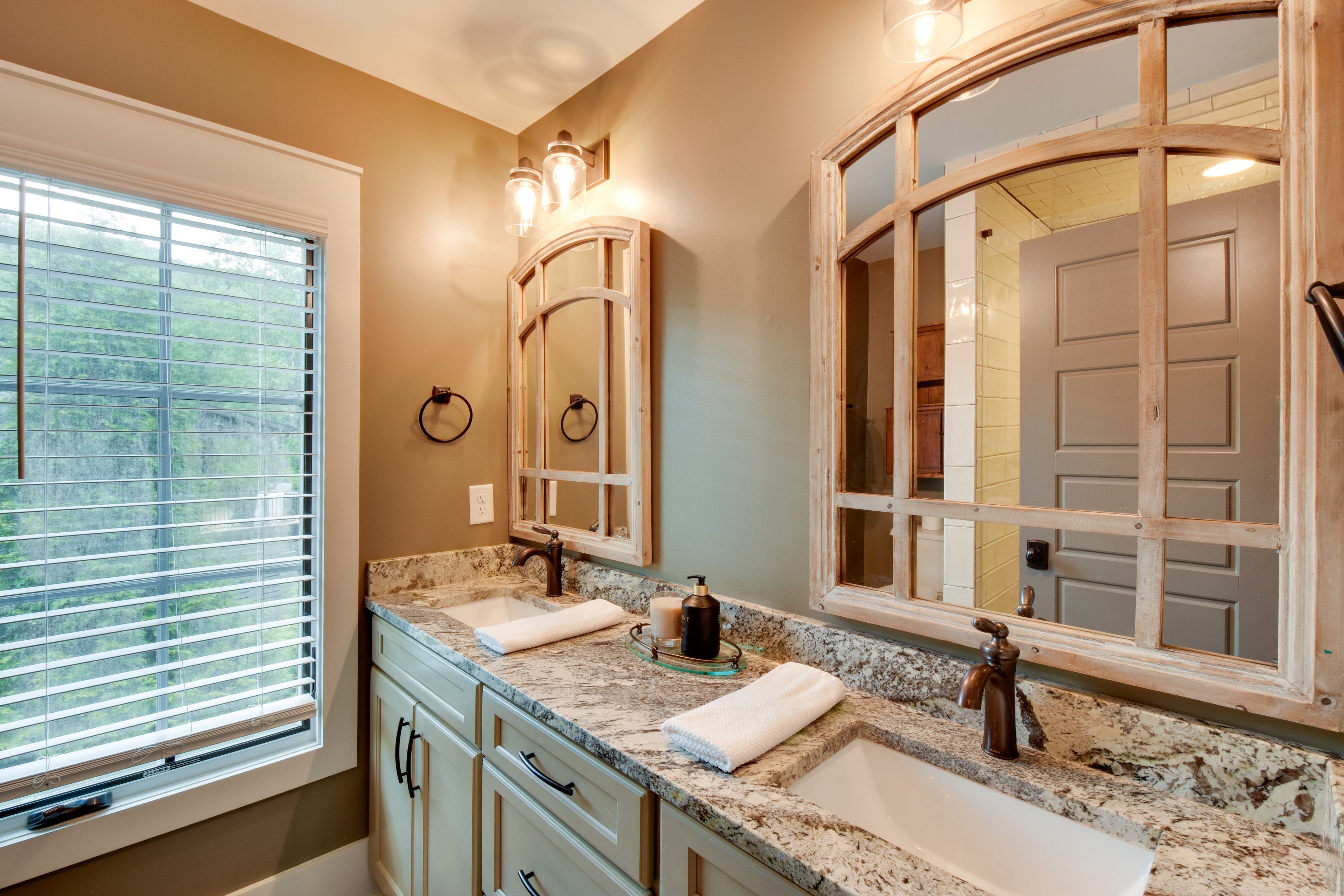Jack-and-Jill Bathroom | Main Floor