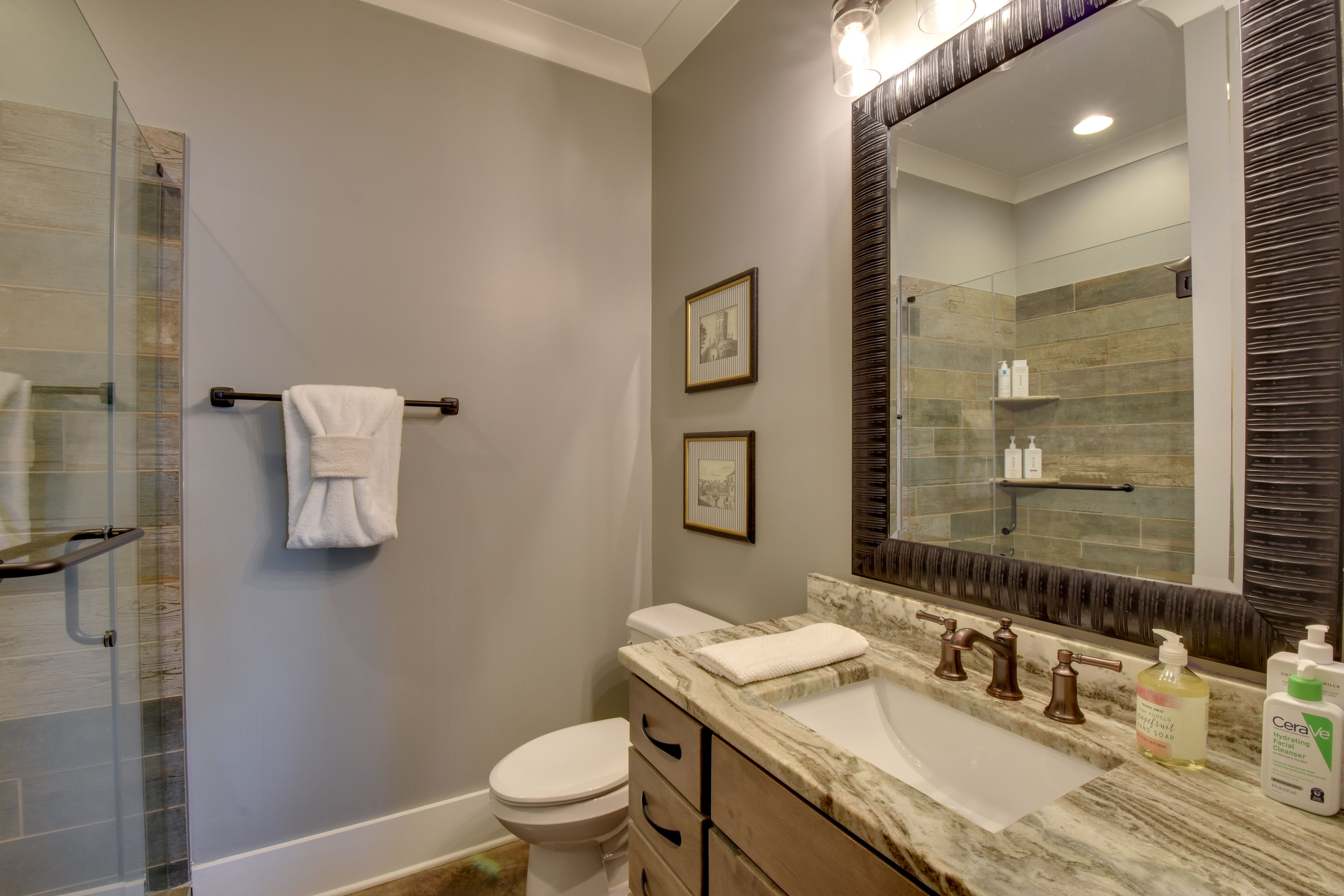 En-Suite Bathroom | Lower Floor