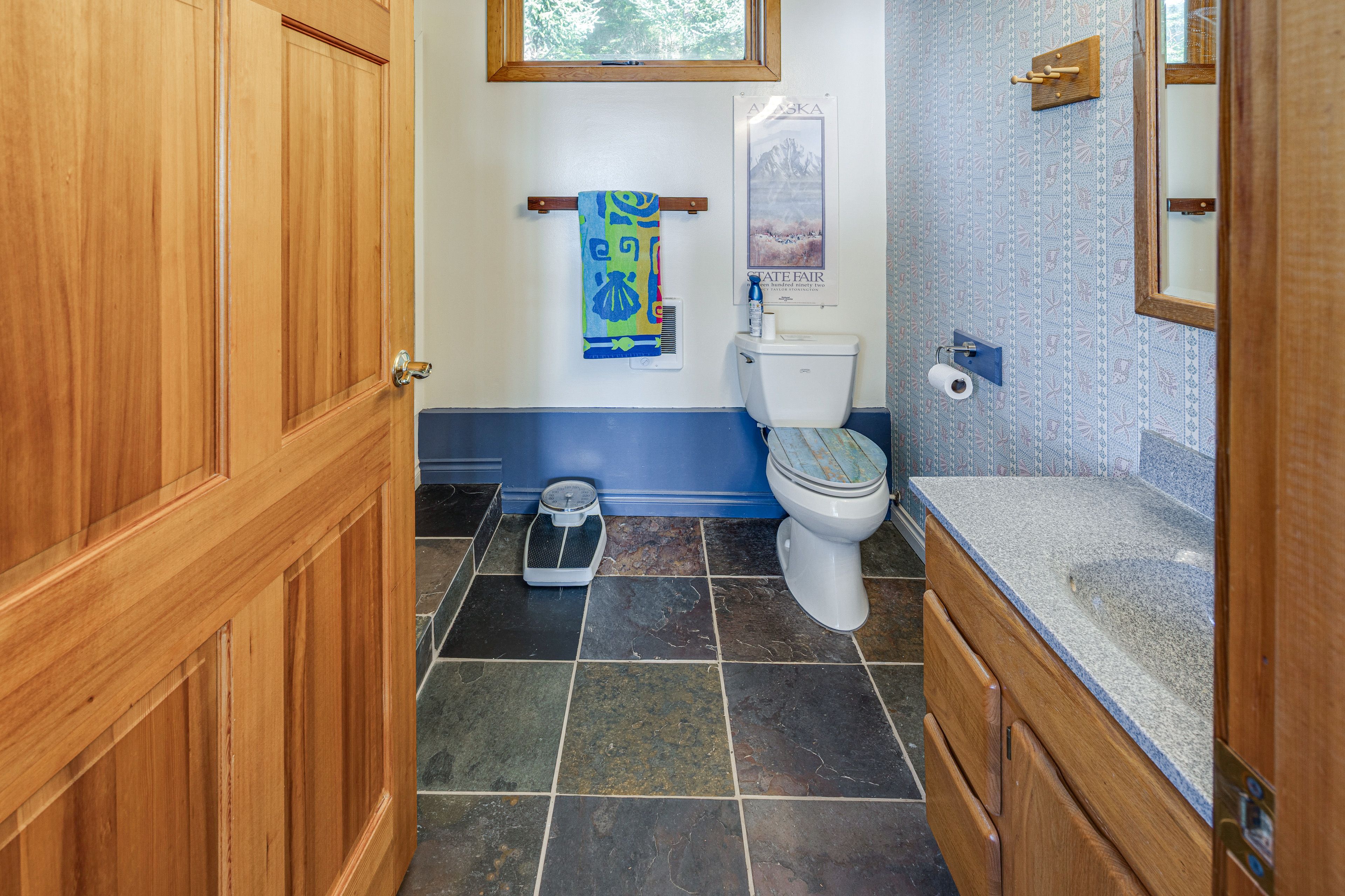 Bathroom | Bathtub/Shower | 1st Floor