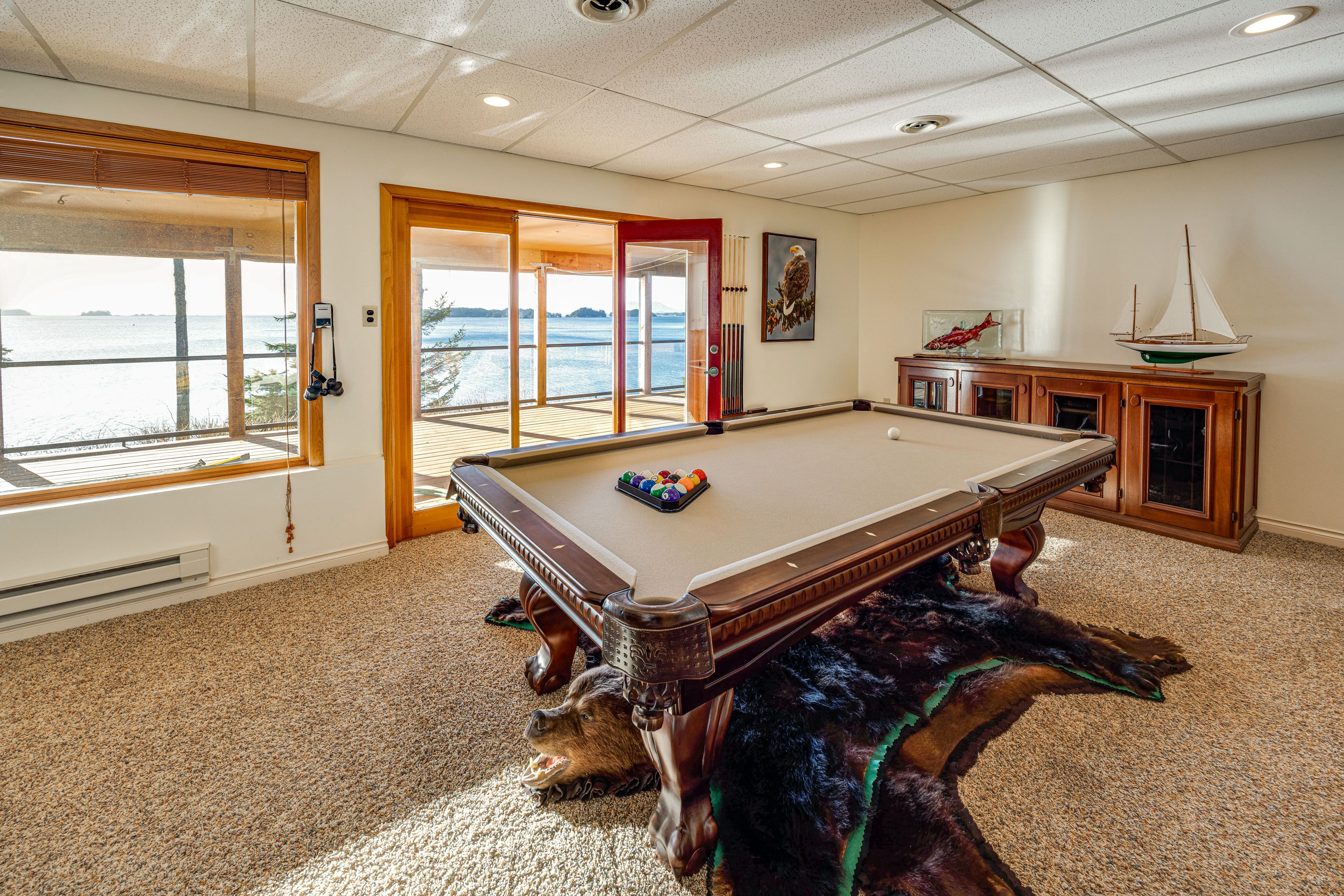 Family Room | Pool Table | Smart TV | Desk